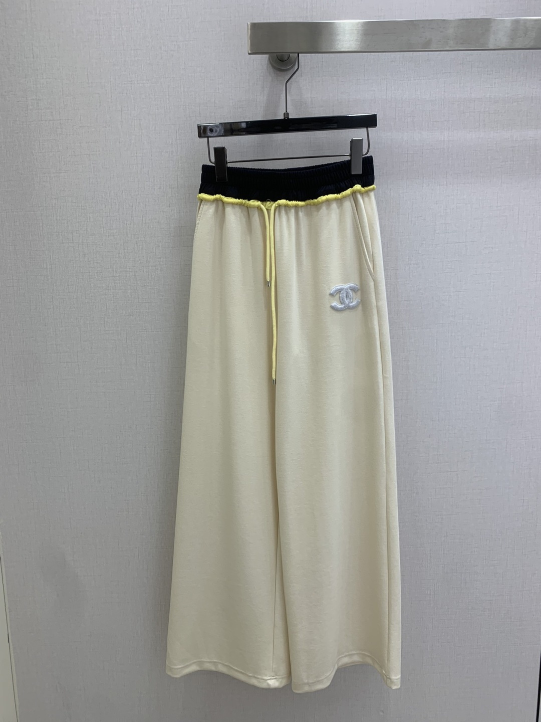 NO:762162,Highly recommend the new 26 early spring wide-leg trousers with stitching and embroidery. You are not picky about your body shape. The upper body is particularly good!  The style of the matching is also very versatile. Exquisite advanced customization. The texture of the fabric is awesome. Retro and elegant. The upper body is cool and handsome, age-reducing and fashionable. Two colors. SML code. High quality ABC,,19860909强烈推荐 26早春新款 拼接绣品阔腿长裤 不挑剔身形要求 上身特别赞！搭配的风格也很通吃 精致高级定制 富有肌理感的面料质感超赞 复古优雅 上身酷帅减龄时髦精 两个色 SML码 高品质ABC,,,Women's clothing