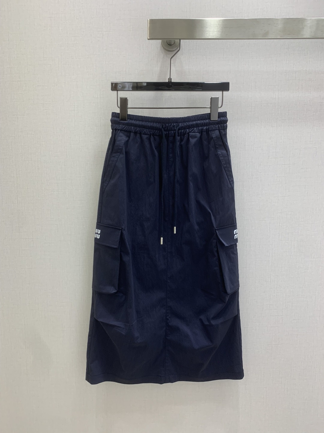 NO:762168,Highly recommended for the early spring of 26, the new workwear double-pocket long skirt is a super age-reducing and scheming item. The version is versatile and not picky. You can’t miss it if you have a beautiful upper body!  Imported fabrics are exquisite and comfortable!  The quality of workmanship depends on the details!  Two colors SML code high quality ABC,,skirts,19860909强烈推荐 26早春新款 工装双口袋长半裙 超级减龄心机单品, 版型百搭不挑人上身美的不要不要的！进口面料质感细腻舒适！做工品质看细节！两个色 SML码 高品质ABC,,skirts,,Women's clothing