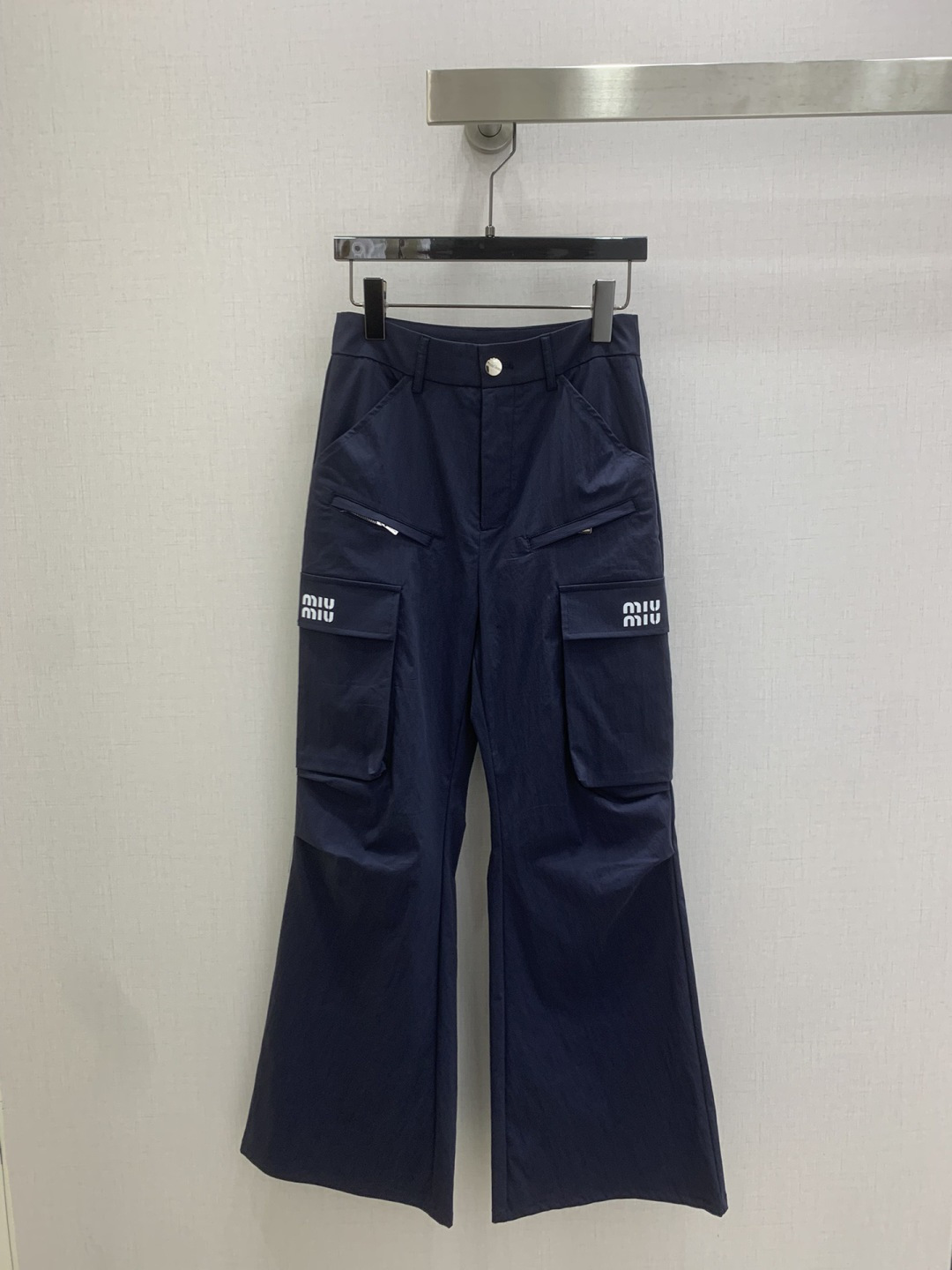NO:762148,Highly recommended 26 early spring new style workwear double-pocket bootcut trousers, fashionable and easy-to-wear walking overalls, versatile style, advanced customization, casual and easy!  Not only is the color beautiful, the texture is also great!  Retro and fashionable, it can be worn by all body types!  Two colors SML code high quality ABC,,19860909强烈推荐 26早春新款 工装双口袋微喇长裤 时髦好穿度爆棚的行走的工装裤 风格百搭 高级定制 随性洒脱！不旦颜色美,质感也敲好！复古又时尚 各种身材都可以驾驭！两个色 SML码 高品质ABC,,,Women's clothing