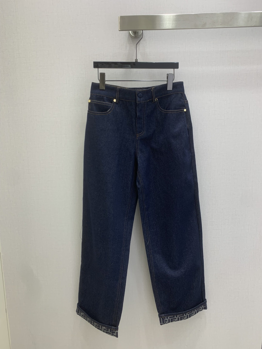 NO:762160,Highly recommended for the early spring of 26, new style, lapel pockets, elastic jacket, cuffed denim straight trousers, separate batches, high-end production ~ super fashionable new denim denim, unique color tone for the upper body, cool and sassy, ​​fine texture, natural cotton feel, muscular yet soft, super beautiful!  The details and workmanship are super good, new products are in stock, non-fading denim, one color SML code, high quality, jackets & coats,19860909强烈推荐 26早春新款 翻领口袋松紧外套翻边牛仔直筒长裤 分开批 高版出品～超时髦新款丹宁牛仔 个性色调上身又酷又飒爽 纹理细腻,棉感自然,既有筋骨感又不失柔软,超级漂亮！细节做工超级好,新品现货开抢 不掉色牛仔 一个色 SML码 高品,,jackets & coats,,Women's clothing