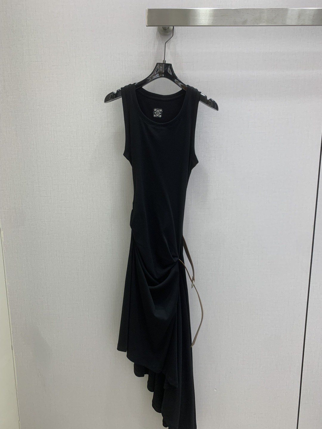 NO:762172,Highly recommended for the early spring of 26. Irregular skirt belt vest dress. A very thoughtful one. The upper body is cool and sassy. It is made of customized high-quality fabrics. The texture is fine, the cotton feels natural, it is muscular yet soft, and it is neat and three-dimensional. Two colors SML code. High-quality ABC,,skirts,19860909强烈推荐 26早春新款 不规则裙摆皮带背心连衣裙 非常用心的一款 上身又酷又飒爽 采用定制高品质面料 纹理细腻,棉感自然,既有筋骨感又不失柔软,利落立体剪裁 两个色 SML码 高品质ABC,,skirts,,Women's clothing