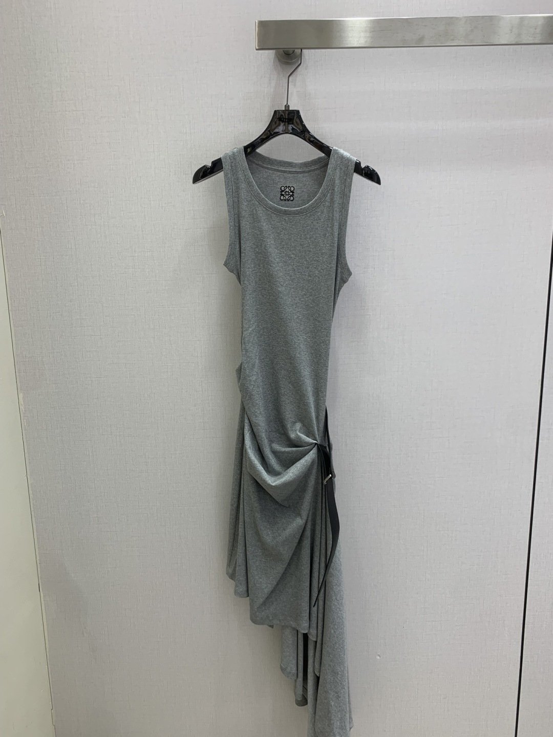 NO:762175,Highly recommended for the early spring of 26. Irregular skirt belt vest dress. A very thoughtful one. The upper body is cool and sassy. It is made of customized high-quality fabrics. The texture is fine, the cotton feels natural, it is muscular yet soft, and it is neat and three-dimensional. Two colors SML code. High-quality ABC,,skirts,19860909强烈推荐 26早春新款 不规则裙摆皮带背心连衣裙 非常用心的一款 上身又酷又飒爽 采用定制高品质面料 纹理细腻,棉感自然,既有筋骨感又不失柔软,利落立体剪裁 两个色 SML码 高品质ABC,,skirts,,Women's clothing