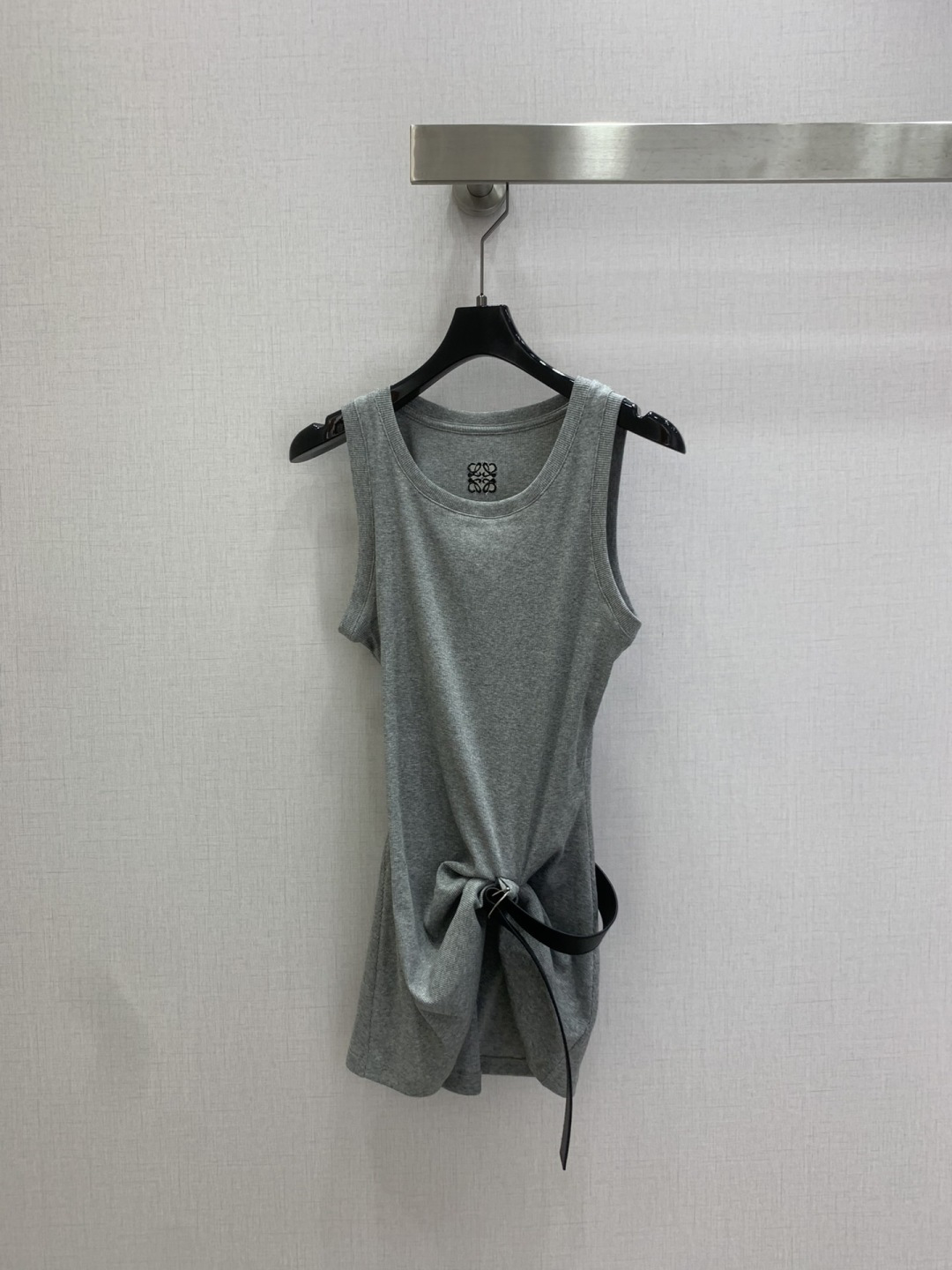 NO:762179,Highly recommended for the early spring of 26. Irregular pleated belt vest top. A very thoughtful one. The upper body is cool and sassy. It is made of customized high-quality fabrics. It has fine texture and natural cotton feel. It is muscular yet soft. It has neat three-dimensional tailoring. Two colors. SML code. High-quality ABC.19860909强烈推荐 26早春新款 不规则褶皱皮带背心上衣 非常用心的一款 上身又酷又飒爽 采用定制高品质面料 纹理细腻,棉感自然,既有筋骨感又不失柔软,利落立体剪裁 两个色 SML码 高品质ABC,,,Women's clothing