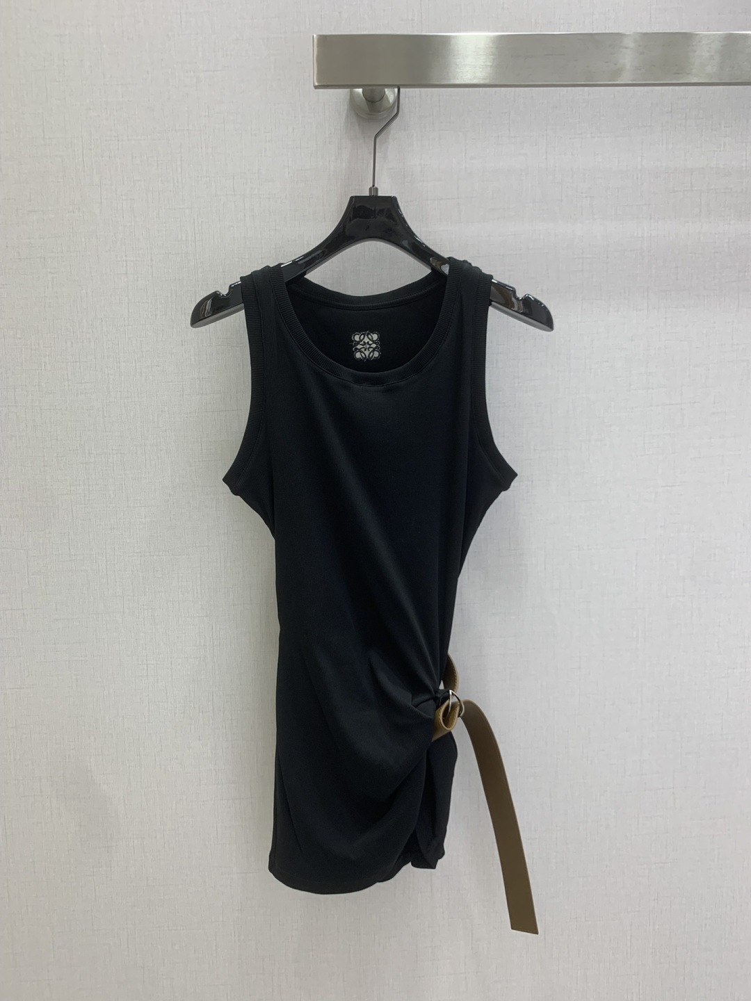 NO:762181,Highly recommended for the early spring of 26. Irregular pleated belt vest top. A very thoughtful one. The upper body is cool and sassy. It is made of customized high-quality fabrics. It has fine texture and natural cotton feel. It is muscular yet soft. It has neat three-dimensional tailoring. Two colors. SML code. High-quality ABC.19860909强烈推荐 26早春新款 不规则褶皱皮带背心上衣 非常用心的一款 上身又酷又飒爽 采用定制高品质面料 纹理细腻,棉感自然,既有筋骨感又不失柔软,利落立体剪裁 两个色 SML码 高品质ABC,,,Women's clothing