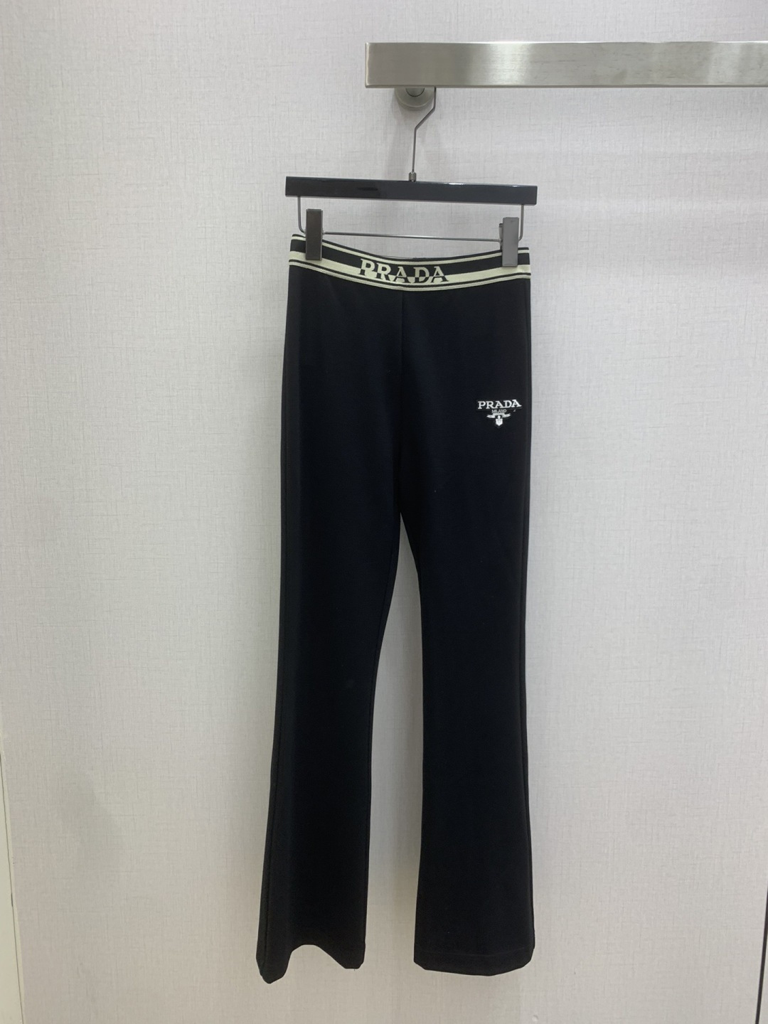 NO:762662,Highly recommended 26 early spring new style, letter web embroidered boot-cut trousers, fashionable and high-end tone, a must-have item for white and beautiful women, a versatile tool, classic boot-cut trousers, the upper body is slim and absolutely stunning, one color, SML code, high quality ABC,,19860909强烈推荐 26早春新款 字母织带绣品微喇长裤 时髦又高级的调调 白富美必入单品百搭神器 经典微喇裤型上身显瘦绝绝子 一个色 SML码 高品质ABC,,,Women's clothing