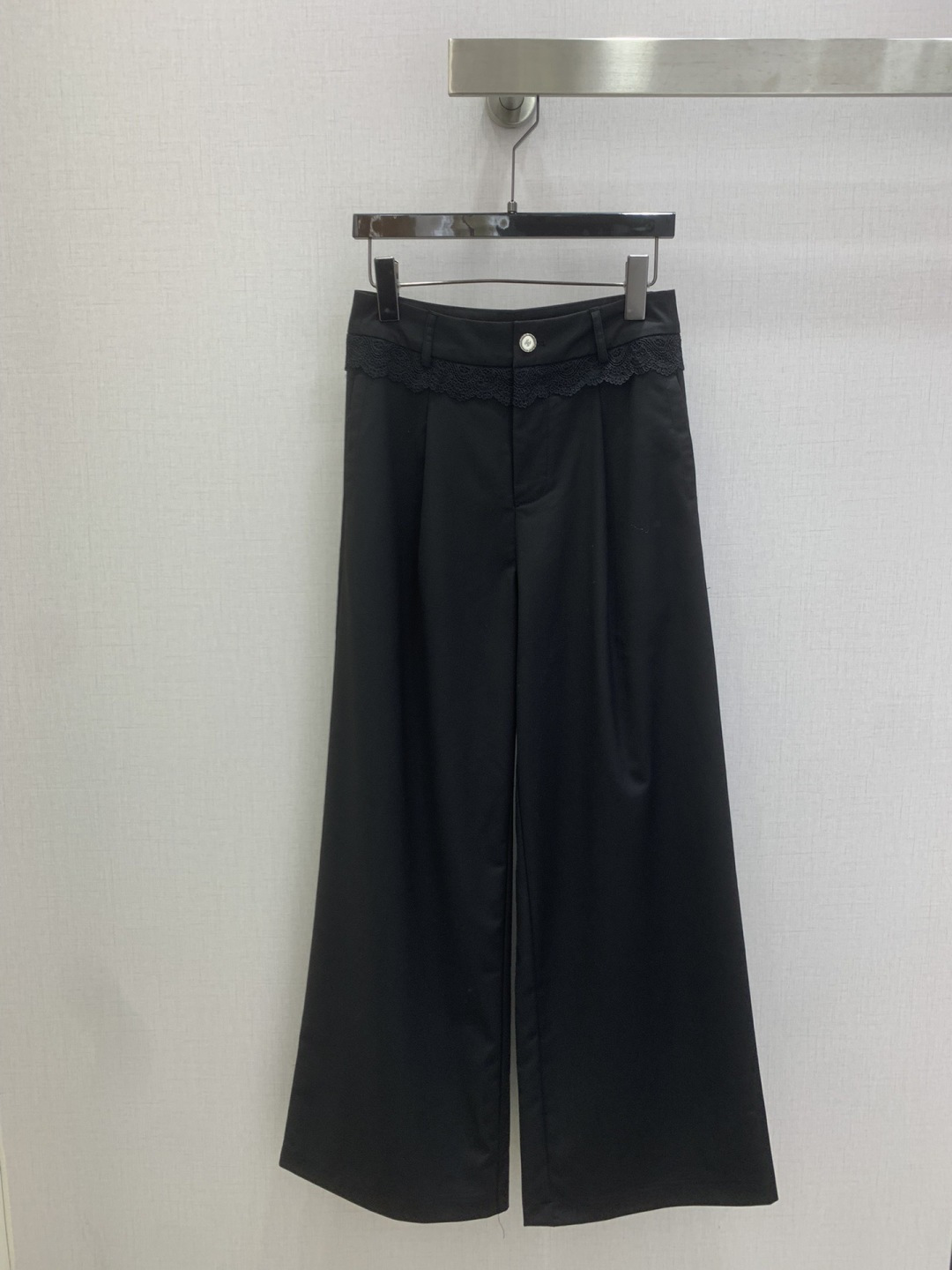 NO:790635,Highly recommended 26 early spring new lace spliced ​​wide-leg trousers, extremely fashionable and easy to wear, versatile in style, advanced customization, casual and easy!  Not only is the color beautiful, the texture is also great!  Retro and fashionable, it can be worn by all body types!  Two colors SML code high quality ABC,,19860909强烈推荐 26早春新款 蕾丝拼接阔腿长裤 时髦好穿度爆棚 风格百搭 高级定制 随性洒脱！不旦颜色美,质感也敲好！复古又时尚 各种身材都可以驾驭！两个色 SML码 高品质ABC,,,Women's clothing