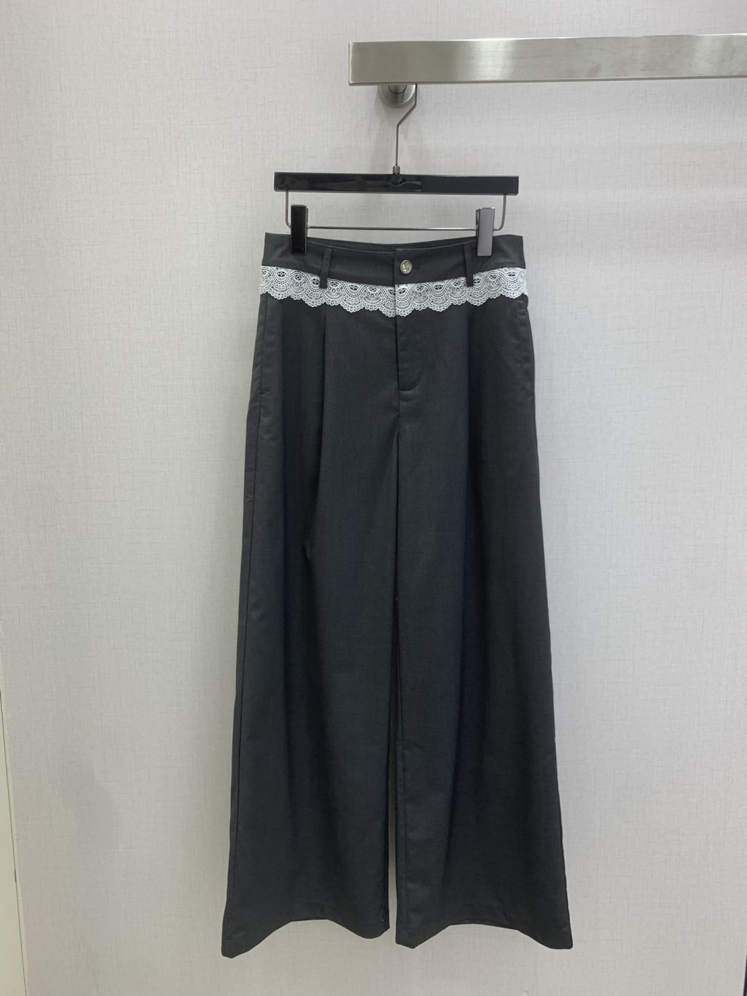NO:790629,Highly recommended 26 early spring new lace spliced ​​wide-leg trousers, extremely fashionable and easy to wear, versatile in style, advanced customization, casual and easy!  Not only is the color beautiful, the texture is also great!  Retro and fashionable, it can be worn by all body types!  Two colors SML code high quality ABC,,19860909强烈推荐 26早春新款 蕾丝拼接阔腿长裤 时髦好穿度爆棚 风格百搭 高级定制 随性洒脱！不旦颜色美,质感也敲好！复古又时尚 各种身材都可以驾驭！两个色 SML码 高品质ABC,,,Women's clothing