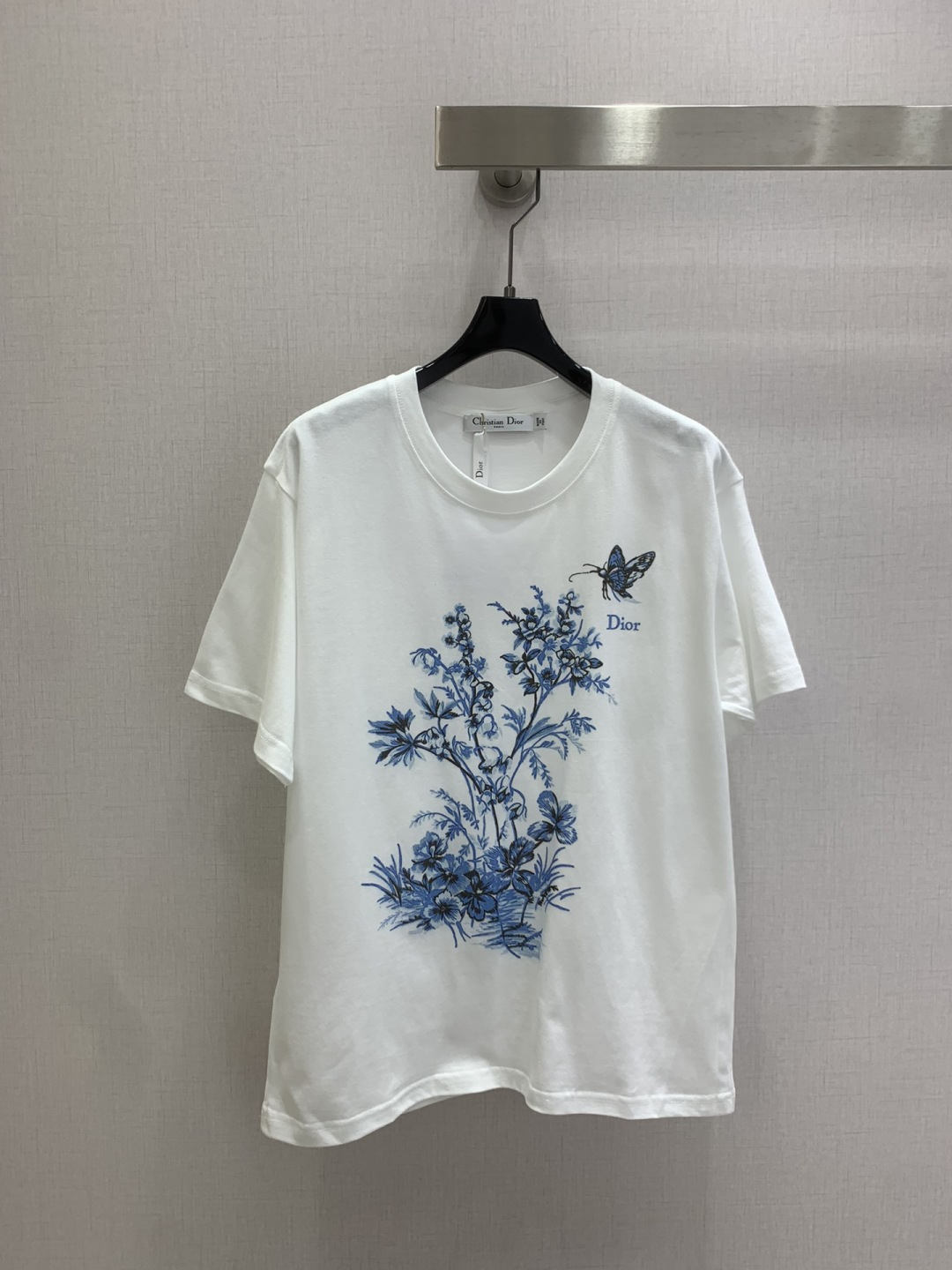NO:762158,Highly recommended for early spring 26. Printed embroidered short-sleeved T-shirt. The embroidery of blue flowers and butterflies is the finishing touch. Unobtrusive but refined enough. The loose fit accommodates all body types. The cotton is skin-friendly and breathable. You can hold it from commuting to dating. Wear French elegance on your body. A simple piece is enough to last a long time. It is a timeless texture in the wardrobe. One color SML code. High quality AB, T-shirt, tees, t-shirt,19860909强烈推荐 26早春新款 印花刺绣短袖T恤 蓝花与蝴蝶的刺绣是点睛之笔 不张扬却足够精致 宽松版型包容各种身材 棉质亲肤透气 从通勤到约会都能hold住 把法式优雅穿在身上 简单一件就足够耐看 是衣橱里永不过时的质感 一个色 SML码 高品质AB,,T-shirt,tees，t-shirt,,Women's clothing