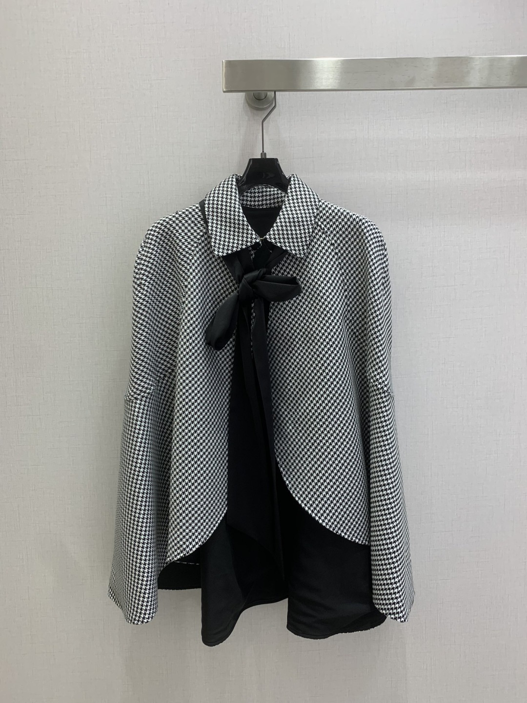 NO:762164,Highly recommended for the early spring of 26, the lapel houndstooth bow cape jacket is classic and stylish. It has its own aura. The fabric texture is very nice, fashionable and high-end. The color is super positive. The upper body is white and slim. It has a cool and handsome series. The upper body is full of aura when walking. The length is just right and easy to control. One color, SMLXL code, high quality ABC,,jackets & coats,19860909强烈推荐 26早春新款 翻领千鸟格蝴蝶结斗篷外套 经典又有型 自带气场 面料质感很奈斯 时髦又高级 颜色超级正 上身显白又显瘦 自带酷帅感的系列 走路都带风上身气场全开 长度恰到好处 轻松驾驭 一个色 SMLXL码 高品质ABC,,jackets & coats,,Women's clothing