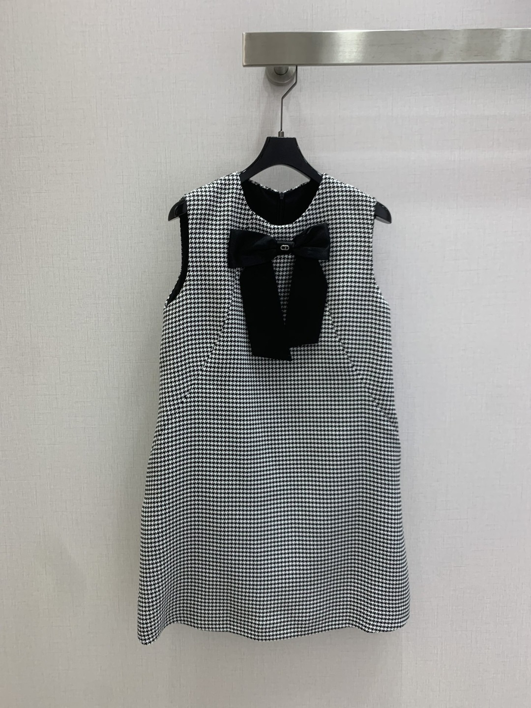 NO:762170,Highly recommended for the early spring of 26. The bow houndstooth sleeveless short dress is classic and stylish. It has its own aura. The fabric texture is very nice. It is fashionable and high-end. The color is super positive. The upper body looks white and slim. It has a cool and handsome series. It has a windy upper body when walking. The length is just right and easy to control. One color, SMLXL code, high quality ABC,,skirts,19860909强烈推荐 26早春新款 蝴蝶结千鸟格无袖短款连衣裙 经典又有型 自带气场 面料质感很奈斯 时髦又高级 颜色超级正 上身显白又显瘦 自带酷帅感的系列 走路都带风上身气场全开 长度恰到好处 轻松驾驭 一个色 SMLXL码 高品质ABC,,skirts,,Women's clothing