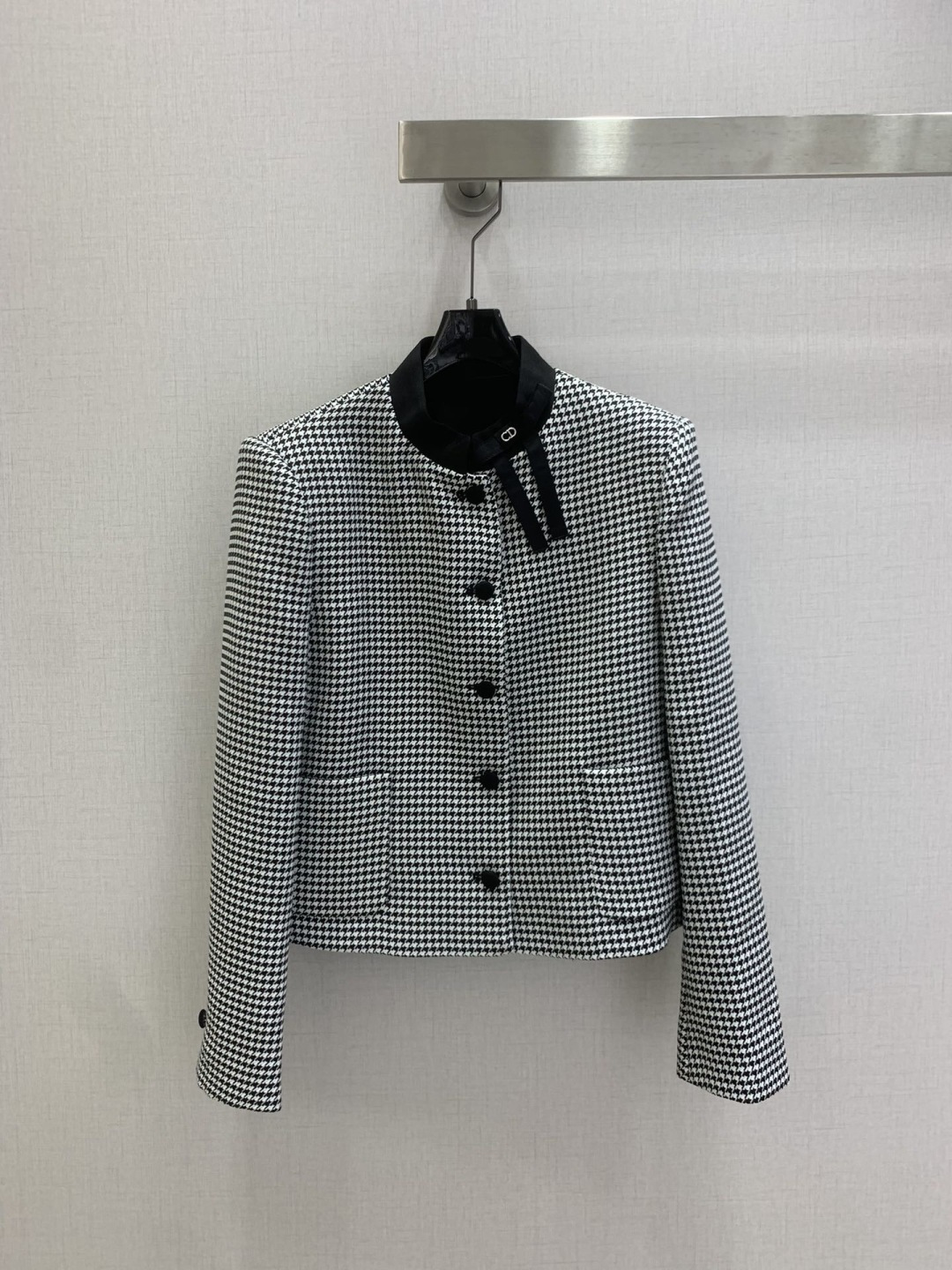 NO:762147,Highly recommended for the early spring of 26, the houndstooth bow pocket jacket is classic and stylish. It has its own aura. The texture of the fabric is very nice. It is fashionable and high-end. The color is super positive. The upper body is white and slim. It has a cool and handsome series. The upper body is full of aura when walking. The length is just right. Easy to control. One color. SMLXL code. High quality ABC,,jackets & coats,19860909强烈推荐 26早春新款 千鸟格蝴蝶结口袋外套 经典又有型 自带气场 面料质感很奈斯 时髦又高级 颜色超级正 上身显白又显瘦 自带酷帅感的系列 走路都带风上身气场全开 长度恰到好处 轻松驾驭 一个色 SMLXL码 高品质ABC,,jackets & coats,,Women's clothing