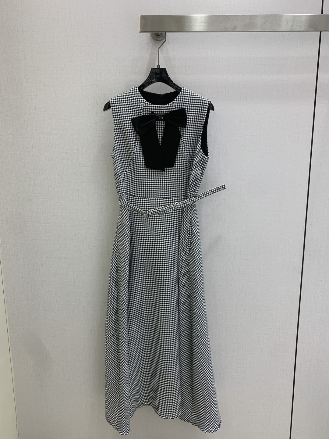 NO:762153,Highly recommended for the early spring of 26. The long sleeveless dress with houndstooth bow belt is classic and stylish. It has its own aura. The texture of the fabric is very nice. It is fashionable and high-end. The color is super positive. The upper body is white and slim. It has a cool and handsome feeling. The upper body has a full aura when walking. The length is just right and easy to control. One color, SMLXL code, high quality ABC,,skirts,19860909强烈推荐 26早春新款 千鸟格蝴蝶结腰带长款无袖连衣裙 经典又有型 自带气场 面料质感很奈斯 时髦又高级 颜色超级正 上身显白又显瘦 自带酷帅感的系列 走路都带风上身气场全开 长度恰到好处 轻松驾驭 一个色 SMLXL码 高品质ABC,,skirts,,Women's clothing