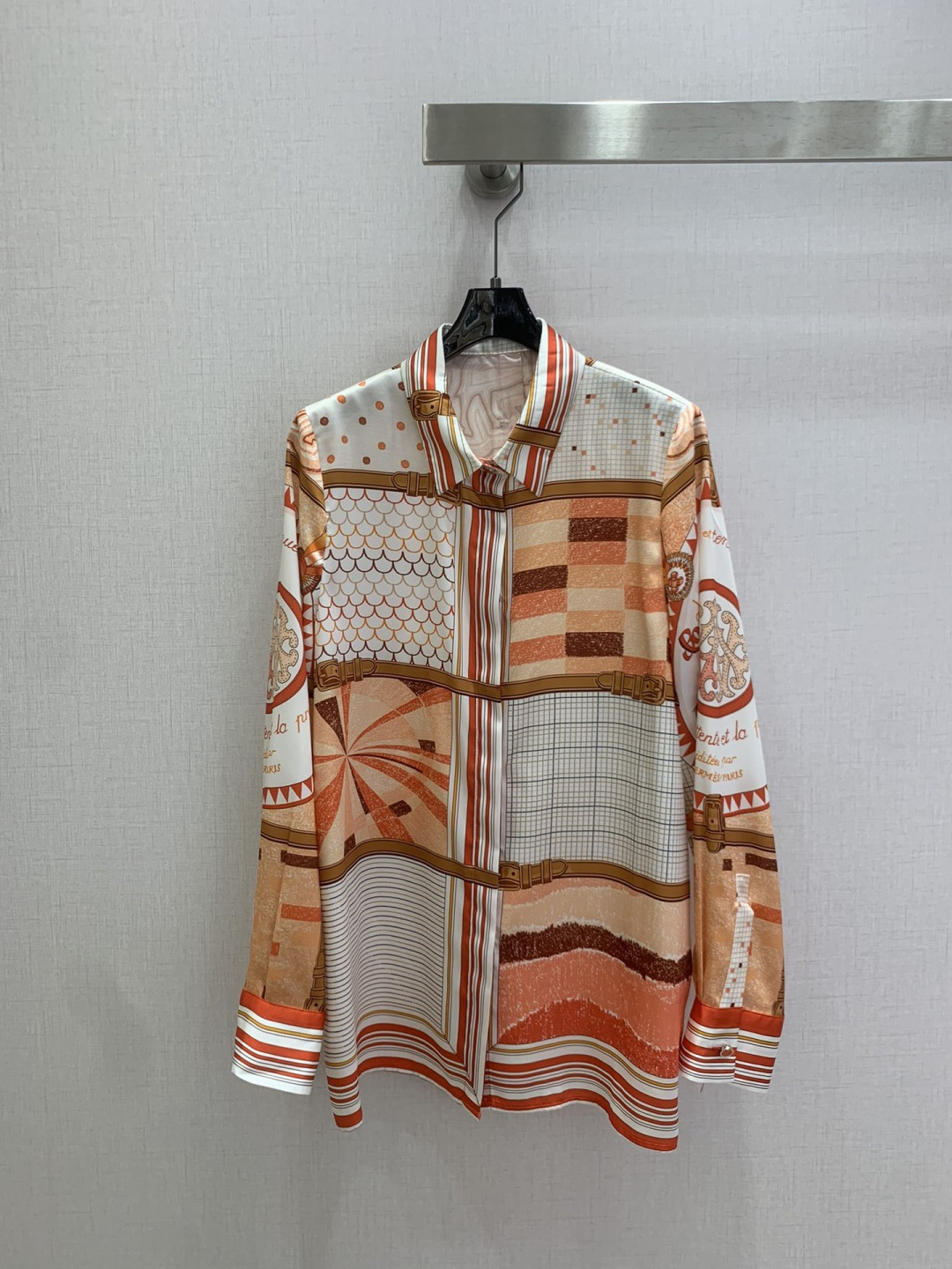 NO:762656,Highly recommended 26 early spring new style, silk printed long-sleeved shirt, pattern printed decoration, loose fit, two colors, SMLXL code, high quality ABC, shirts, real silk,19860909强烈推荐 26早春新款 真丝印花长袖衬衫 图案印花装饰 宽松版型 两个色 SMLXL码 高品质ABC,,shirts,real silk,,Women's clothing