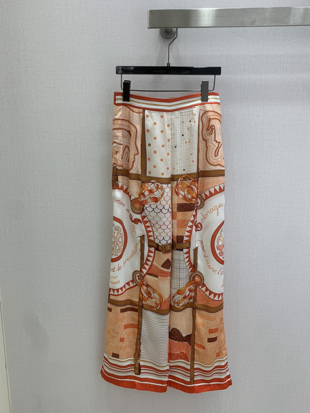NO:762660,Highly recommended 26 early spring new style silk printed wide leg trousers pattern printed decoration elastic waistband two colors SMLXL code high quality ABC, real silk,19860909强烈推荐 26早春新款 真丝印花阔腿长裤 图案印花装饰 橡筋腰头 两个色 SMLXL码 高品质ABC,,real silk,,Women's clothing