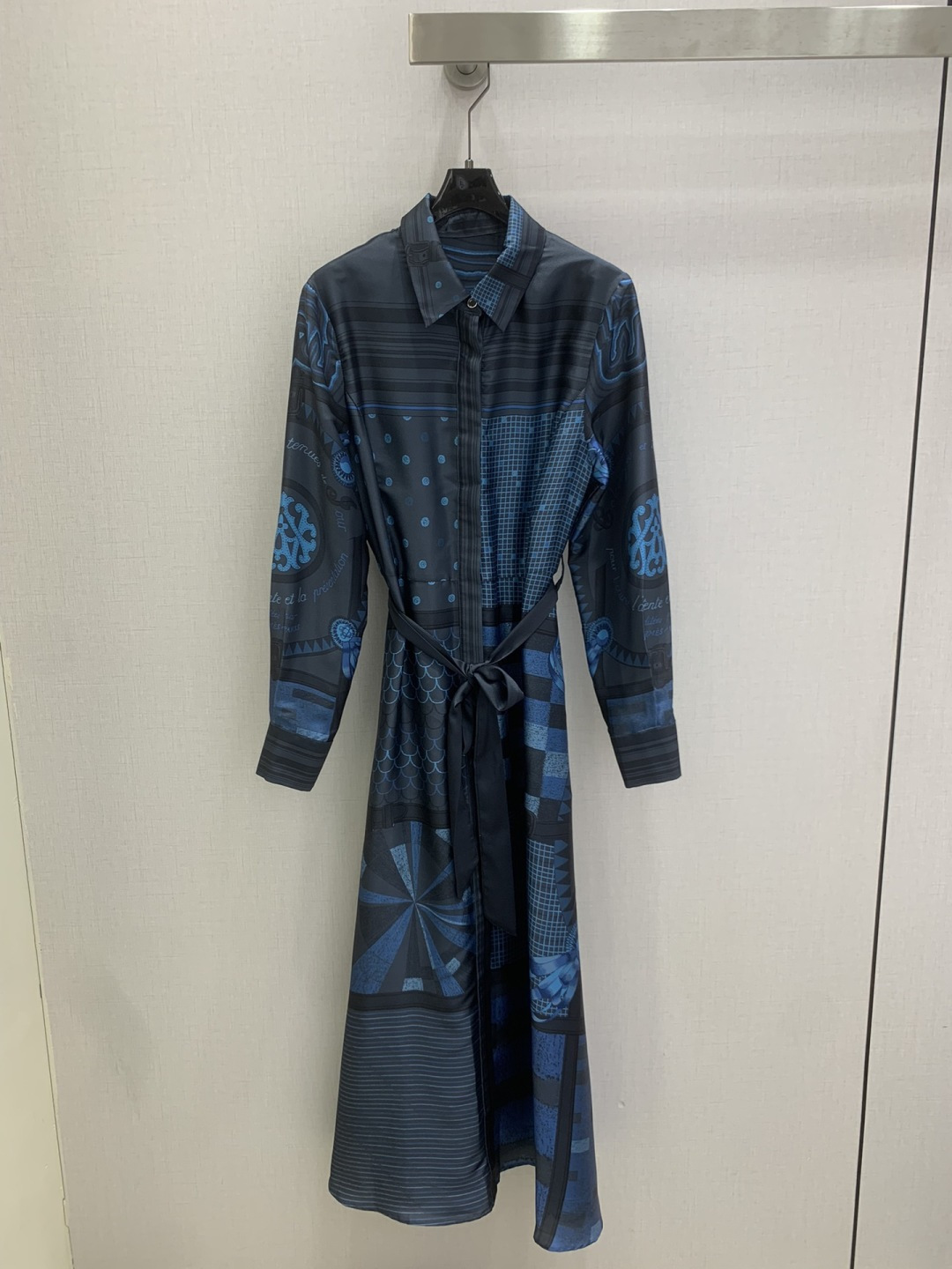 NO:762648,Highly recommended 26 early spring new silk printed belt dress, pattern printed decoration, matching belt, two colors, SMLXL code, high quality ABC,,skirts,real silk,19860909强烈推荐 26早春新款 真丝印花腰带连衣裙 图案印花装饰 搭配腰带 两个色 SMLXL码 高品质ABC,,skirts,real silk,,Women's clothing