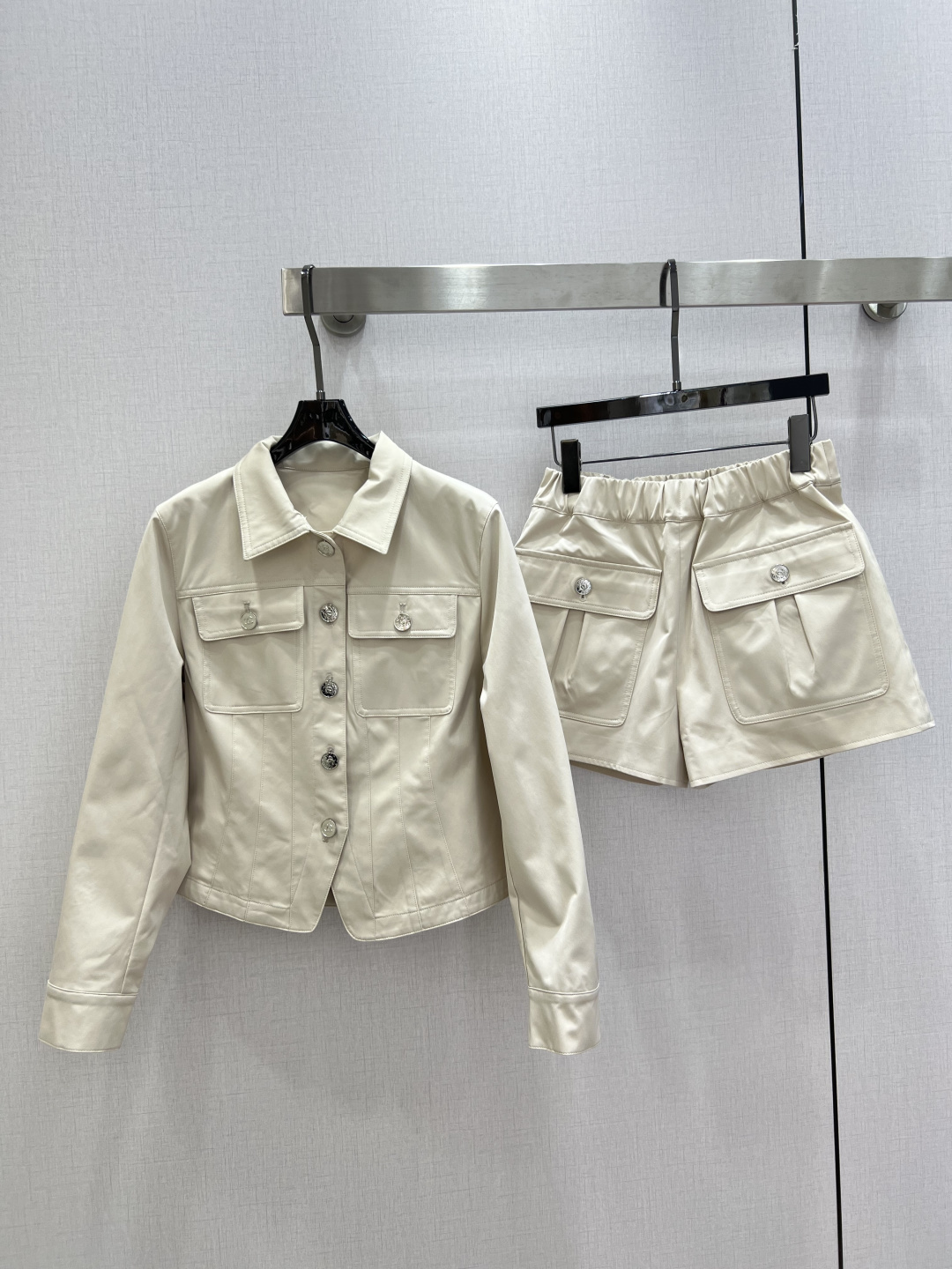 NO:762664,Highly recommended 26 early spring new style lapel jacket, double pocket cargo shorts, separate batches, produced at rocket speed!  The whole piece is three-dimensional tailoring. It is all-round and exquisite. It super covers the flesh and looks slim. It is super stretched in the proportion of the legs. It is simple and refreshing. It gives a refreshing and fashionable sense of high-end. It is elegant and fashionable in daily life. It is very versatile. The color is beautiful. The fabric is high-end and texture. One color. SML code. High-quality jackets, shorts, jackets & coats, jackets & coats,19860909强烈推荐 26早春新款 翻领夹克外套双口袋工装短裤 分开批 火箭速度出品！整件立体剪裁 全方位精致做上身超级遮肉显瘦 超拉腿部比例 简简单单 穿出清爽时髦的高级感 日常优雅又时髦巨百搭 颜色很好看 面料高级又有质感 一个色 SML码 高品质外套,,shorts,jackets & coats,jackets & coats,,Women's clothing