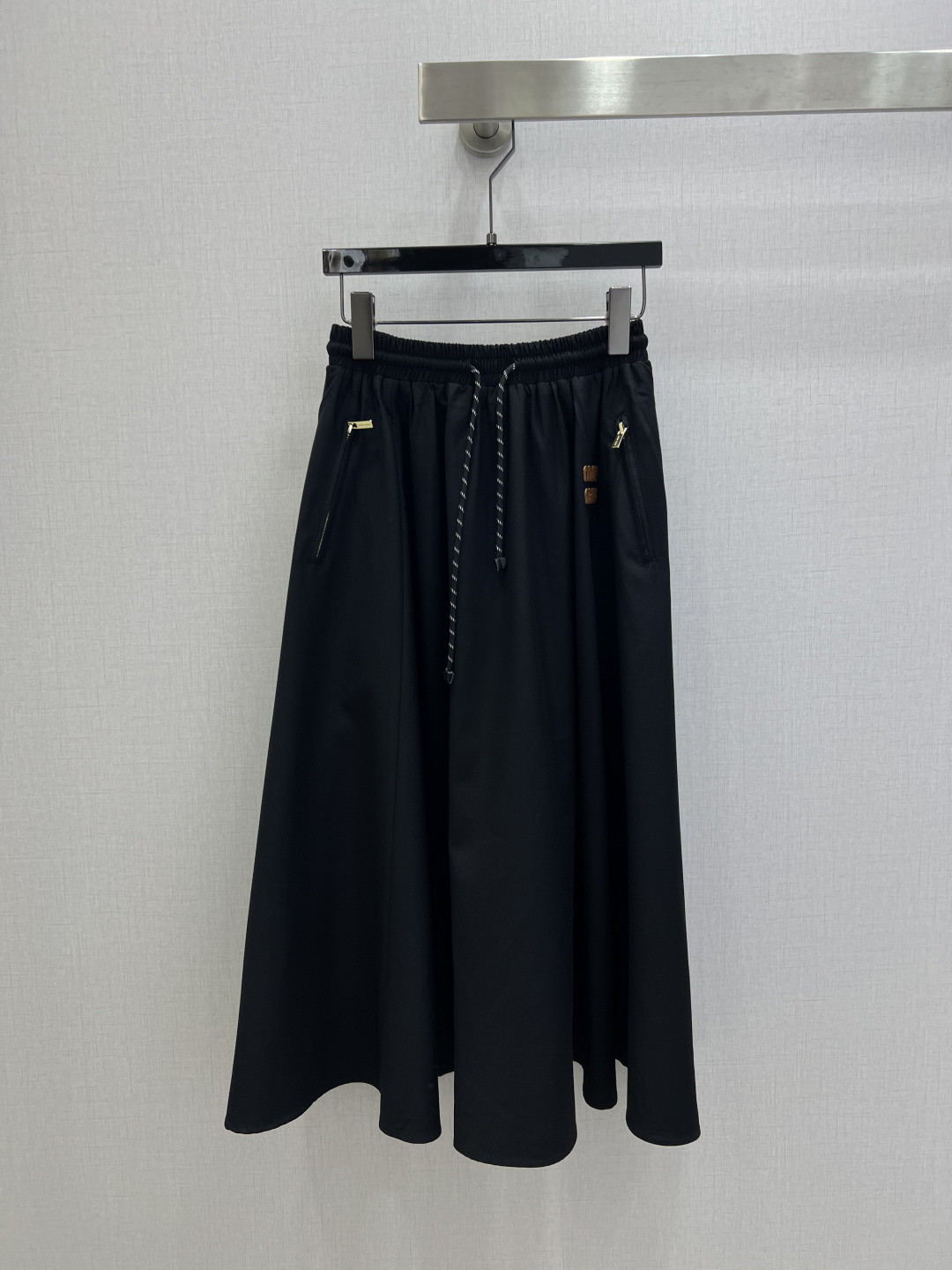 NO:762653,Highly recommended for the early spring of 26, the new drawstring letter patch long skirt is a super age-reducing and scheming item. The version is versatile and does not pick anyone’s upper body. You don’t want to miss it!  Imported fabrics are exquisite and comfortable!  The quality of workmanship depends on the details!  Two colors SML code high quality ABC,,skirts,19860909强烈推荐 26早春新款 抽绳字母贴布长半裙 超级减龄心机单品, 版型百搭不挑人上身美的不要不要的！进口面料质感细腻舒适！做工品质看细节！两个色 SML码 高品质ABC,,skirts,,Women's clothing