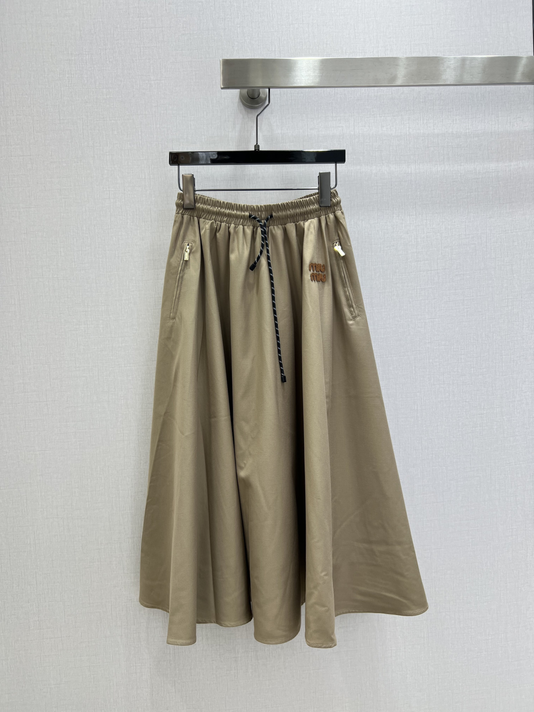 NO:762649,Highly recommended for the early spring of 26, the new drawstring letter patch long skirt is a super age-reducing and scheming item. The version is versatile and does not pick anyone’s upper body. You don’t want to miss it!  Imported fabrics are exquisite and comfortable!  The quality of workmanship depends on the details!  Two colors SML code high quality ABC,,skirts,19860909强烈推荐 26早春新款 抽绳字母贴布长半裙 超级减龄心机单品, 版型百搭不挑人上身美的不要不要的！进口面料质感细腻舒适！做工品质看细节！两个色 SML码 高品质ABC,,skirts,,Women's clothing