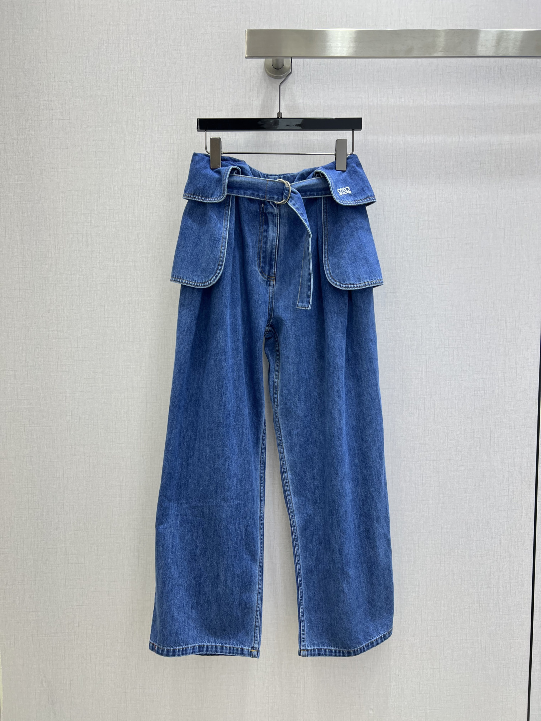 NO:790668,Highly recommended for the early spring of 26, new style denim wide-leg trousers with patch belt, produced in the high-end series ~ super fashionable new denim denim, with unique color tones, cool and sassy on the upper body, fine texture, natural cotton feel, muscular yet soft, super beautiful!  The details and workmanship are super good, new products are in stock now, one color SML code, high quality ABC,,19860909强烈推荐 26早春新款 搭片腰带牛仔阔腿长裤 高版系列出品~超时髦新款丹宁牛仔 个性色调上身又酷又飒爽 纹理细腻,棉感自然,既有筋骨感又不失柔软,超级漂亮！细节做工超级好,新品现货开抢 一个色SML码 高品质ABC,,,Women's clothing