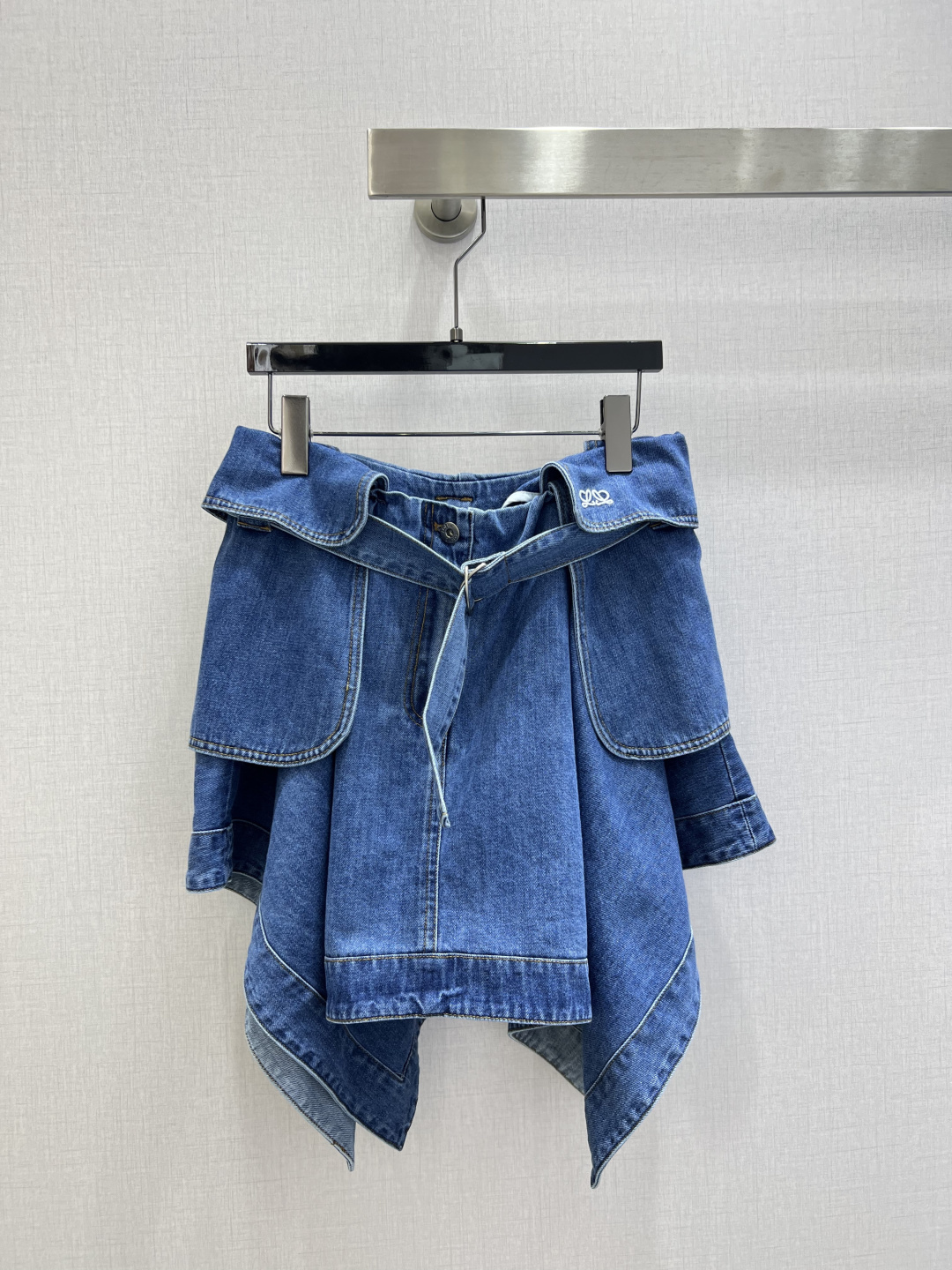 NO:790691,Highly recommended for the early spring of 26, the new style is the irregular denim skirt with patchwork belt. It is produced in the high-end series ~ super fashionable new denim denim. The upper body is cool and sassy with a unique color tone. The texture is fine, the cotton feels natural, it is muscular yet soft, super beautiful!  The details and workmanship are super good, new products are in stock, one color SML code, high quality ABC, skirts,19860909强烈推荐 26早春新款 搭片腰带不规则牛仔半裙 高版系列出品~超时髦新款丹宁牛仔 个性色调上身又酷又飒爽 纹理细腻,棉感自然,既有筋骨感又不失柔软,超级漂亮！细节做工超级好,新品现货开抢 一个色 SML码 高品质ABC,,skirts,,Women's clothing