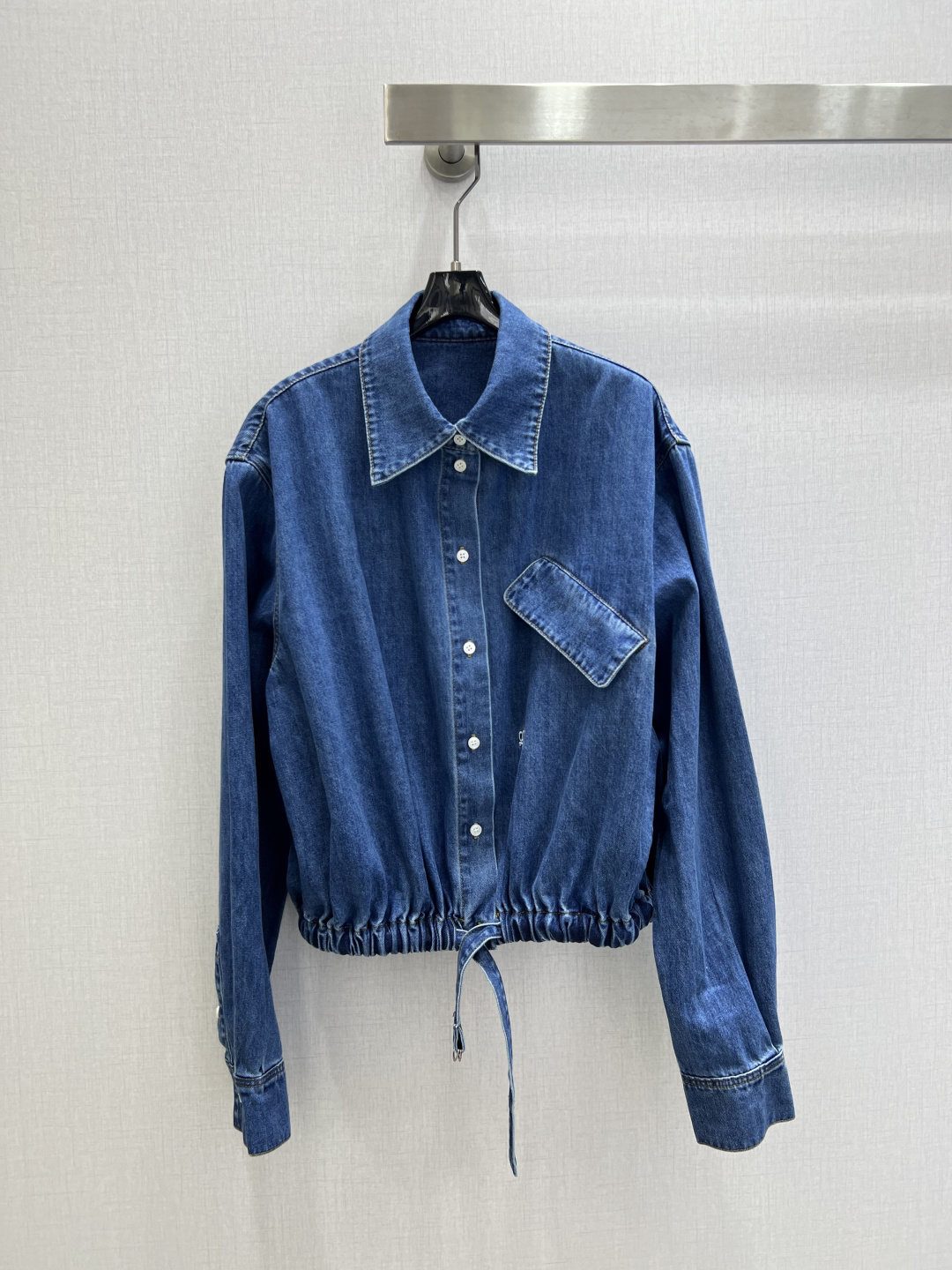 NO:790685,Highly recommended 26 early spring new lapel elastic denim jacket, produced in the high-end series ~ super fashionable new denim denim. The upper body is cool and sassy with a unique color tone. The texture is fine, the cotton feels natural, it is muscular yet soft, super beautiful!  The details and workmanship are super good, new products are in stock, one color SML code, high quality ABC, jackets & coats,19860909强烈推荐 26早春新款 翻领松紧牛仔外套 高版系列出品~超时髦新款丹宁牛仔 个性色调上身又酷又飒爽 纹理细腻,棉感自然,既有筋骨感又不失柔软,超级漂亮！细节做工超级好,新品现货开抢 一个色 SML码 高品质ABC,,jackets & coats,,Women's clothing