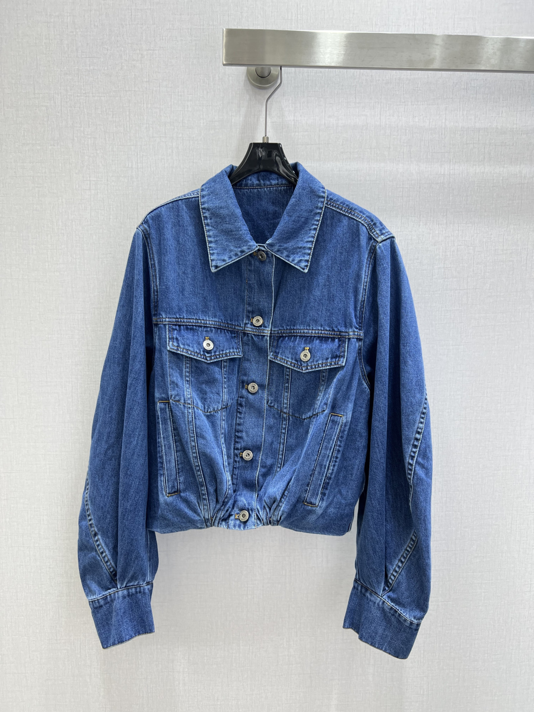 NO:790679,Highly recommended for the early spring of 26, the new lapel pleated denim jacket is produced in the high-end series ~ super fashionable new denim denim. The upper body is cool and sassy with a unique color tone. The texture is fine, the cotton feels natural, it has a muscular yet soft feel, and is super beautiful!  The details and workmanship are super good, new products are in stock, one color SML code, high quality ABC, jackets & coats,19860909强烈推荐 26早春新款 翻领褶皱牛仔外套 高版系列出品~超时髦新款丹宁牛仔 个性色调上身又酷又飒爽 纹理细腻,棉感自然,既有筋骨感又不失柔软,超级漂亮！细节做工超级好,新品现货开抢 一个色 SML码 高品质ABC,,jackets & coats,,Women's clothing