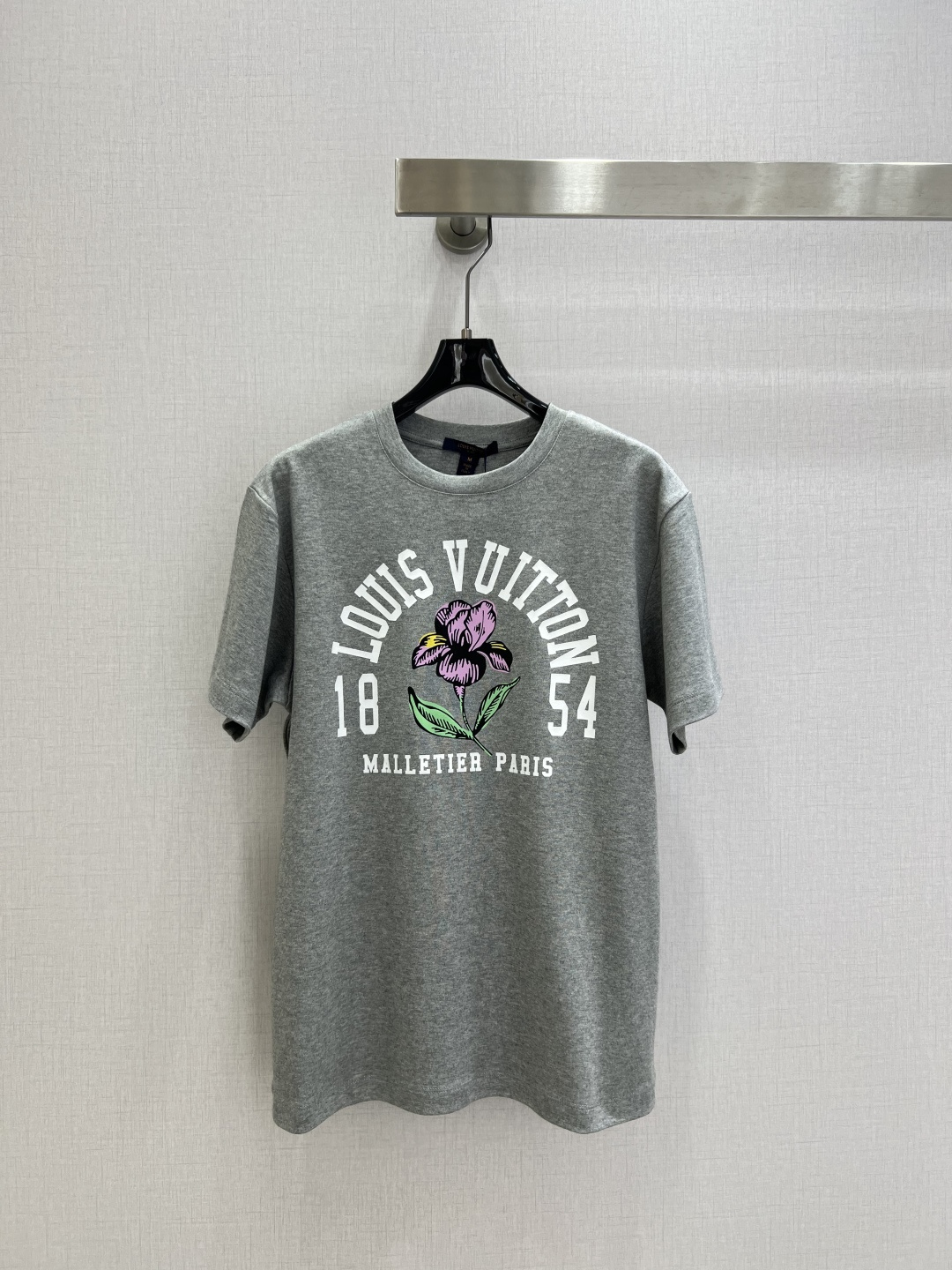NO:790624,Highly recommended 26 early spring new short-sleeved T-shirt with letter flowers; made of cotton fabric with soft and delicate texture; custom-made washed wheat accessories. The fit is comfortable and good-looking!  Two colors SML code high quality ABC,,T-shirt,tees,t-shirt,19860909强烈推荐 26早春新款 字母花朵短袖T恤；采用棉面料质感柔软细腻；定制洗水麦辅料齐.版型合身上身效果舒适好看！两个色 SML码 高品质ABC,,T-shirt,tees，t-shirt,,Women's clothing