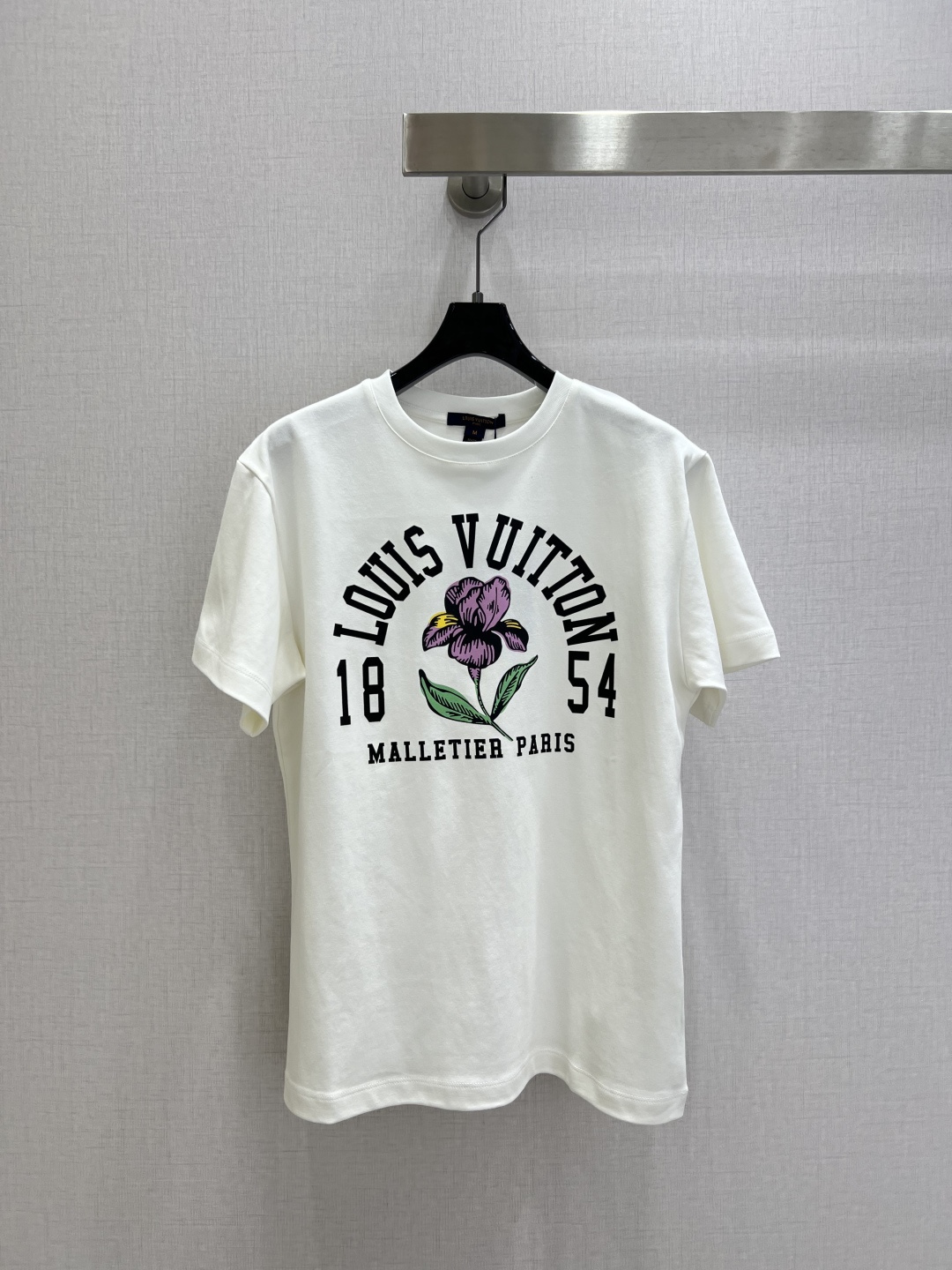 NO:790618,Highly recommended 26 early spring new short-sleeved T-shirt with letter flowers; made of cotton fabric with soft and delicate texture; custom-made washed wheat accessories. The fit is comfortable and good-looking!  Two colors SML code high quality ABC,,T-shirt,tees,t-shirt,19860909强烈推荐 26早春新款 字母花朵短袖T恤；采用棉面料质感柔软细腻；定制洗水麦辅料齐.版型合身上身效果舒适好看！两个色 SML码 高品质ABC,,T-shirt,tees，t-shirt,,Women's clothing