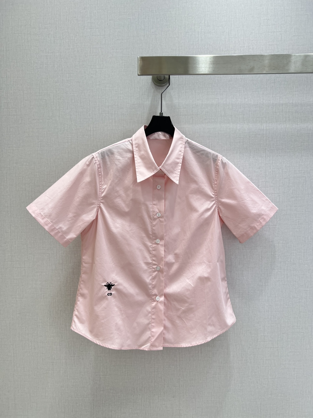 NO:790636,Highly recommended 26 early spring new bee embroidered short shirt. Versatile and easy to wear. Simple, high-end, durable and practical. Customized fabric. Comfortable and skin-friendly. Fashionable, casual and versatile. Two colors. SML code. High quality ABC, shirts,19860909强烈推荐 26早春新款 蜜蜂刺绣短款衬衫 百搭不挑人 简约高级耐看实穿 定制面料 舒适亲肤 时尚休闲百搭不挑 两个色 SML码 高品质ABC,,shirts,,Women's clothing