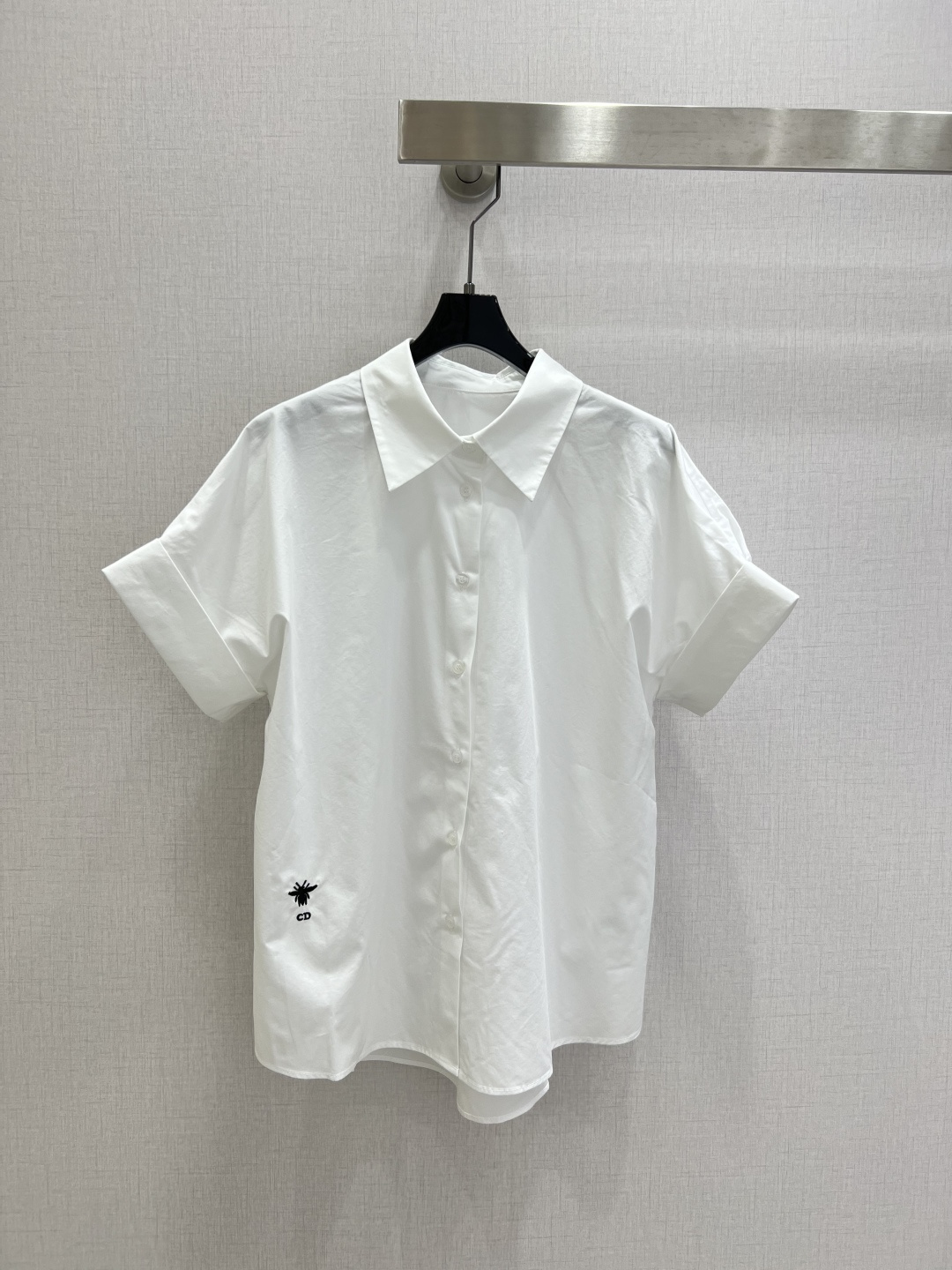 NO:790639,Highly recommended for early spring 26, bee embroidery cuffed short-sleeved shirt, versatile and easy to wear, simple, high-end, durable, practical and wearable. Customized fabrics, comfortable and skin-friendly, fashionable, casual and versatile, one color, SML code, high quality ABC, shirts, T-shirt,19860909强烈推荐 26早春新款 蜜蜂刺绣翻边短袖衬衫 百搭不挑人 简约高级耐看实穿 定制面料 舒适亲肤 时尚休闲百搭不挑 一个色 SML码 高品质ABC,,shirts,T-shirt,,Women's clothing