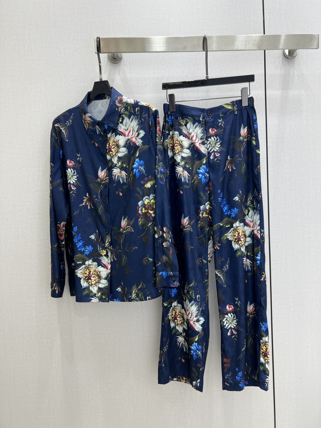 NO:790630,Highly recommended for the early spring of 26, the new printed lapel trousers suit is extremely comfortable and there is no reason to refuse it. It has a cool style and is suitable for daily commuting, regardless of the occasion. The design is unique, the layering is richer, and the small details are a plus. One color, SMLXL code, high quality ABC,,19860909强烈推荐 26早春新款 印花翻领长裤套装 舒适度极强 没有理由可以拒绝它.可A可飒的风格,日常通勤穿什么的都是很OK的,不挑场合的.设计独特 层次感更加丰富,满满小细节太加分了 一个色 SMLXL码 高品质ABC,,,Women's clothing