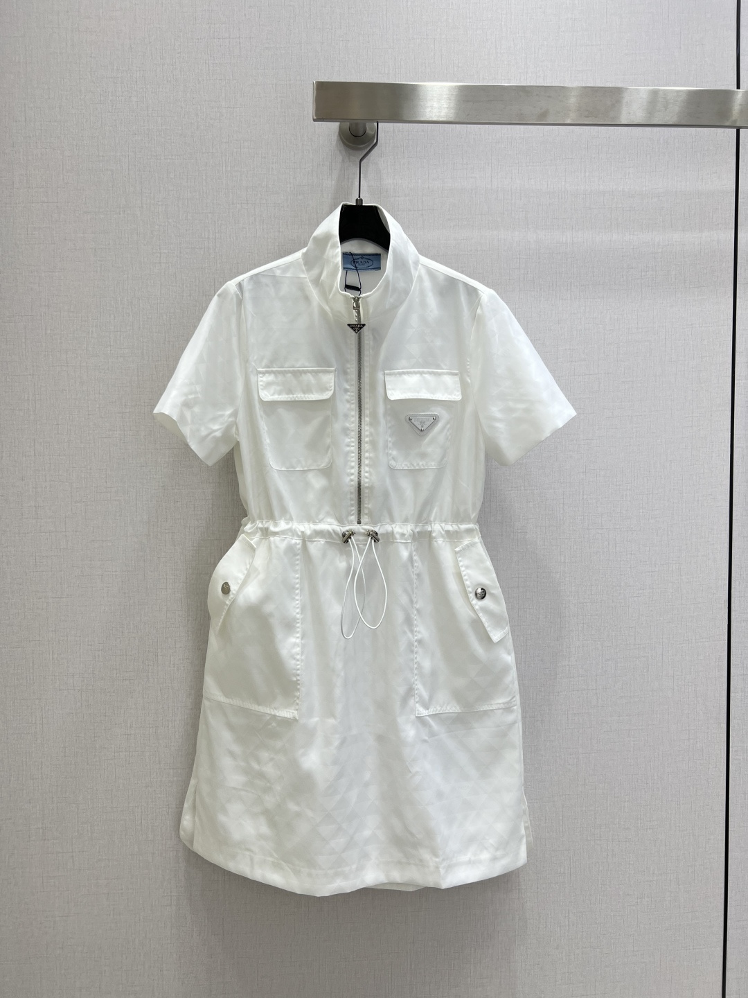 NO:790663,Highly recommended 26 early spring new style jacquard half-zip waist dress, zipper lapel mid-skirt, pocket sewn triangle mark, waist drawstring waist design, triangle jacquard fabric high-end and comfortable, 2 side pockets casual, fashionable and generous, two colors SML code high quality ABC,,skirts,19860909强烈推荐 26早春新款 提花半拉链收腰连衣裙,拉链翻领中裙,口袋缝制三角标,腰围抽绳收腰设计,三角格提花面料高级舒适,2侧插口袋休闲时尚大方,两个色 SML码 高品质ABC,,skirts,,Women's clothing
