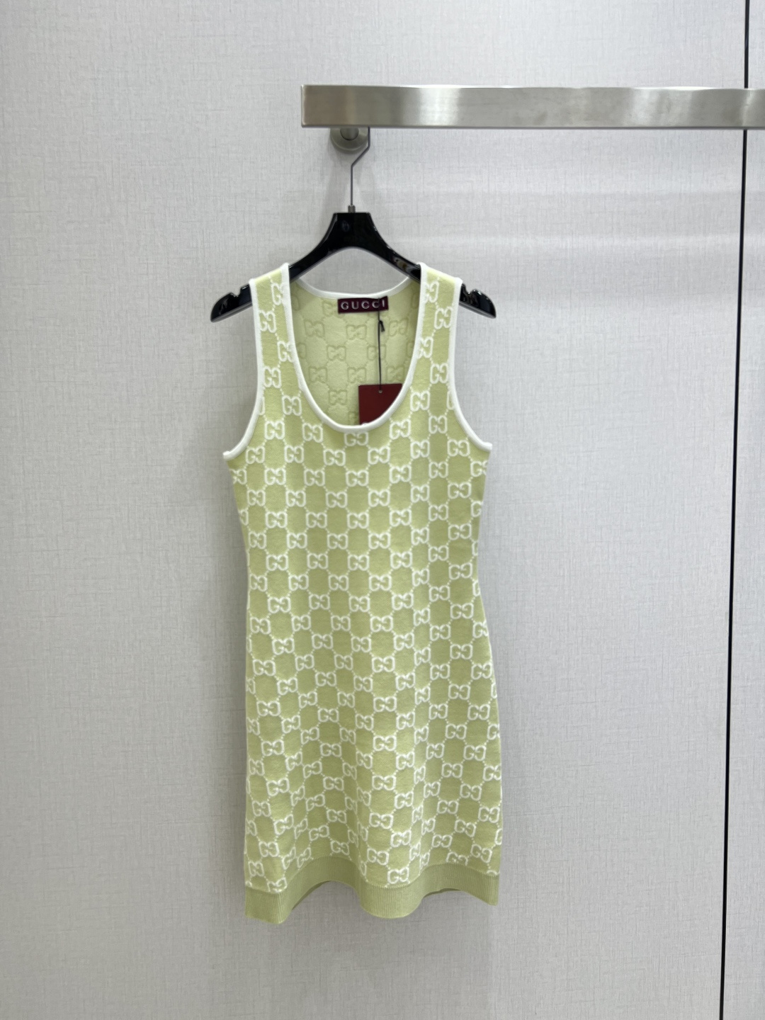 NO:790640,Highly recommended 26 early spring new style jacquard knitted vest dress. Customized silk wool knitted material. Comfortable and soft. U-shaped collar knitted vest dress cut. Collar and cuffs with contrasting threaded edges. Comfortable and elastic. Ready-made garments with double G contrasting jacquard printed all over. Highlights tonality while adding cuteness and playfulness. Regular fit. Smooth and tolerant. Slim and fashionable. A must-have for fashionable outfits!  One color SML code high quality ABC,,skirts,19860909强烈推荐 26早春新款 提花针织背心连衣裙 定制丝毛针织材质 舒适软糯 U形领针织背心裙连裙裁剪 领口袖口撞色螺纹包边 舒适有弹力 成衣双G撞色提花满印 彰显调性同时增添可爱俏皮 常规版型 流畅包容 显瘦时髦 时尚穿搭必选！一个色 SML码 高品质ABC,,skirts,,Women's clothing