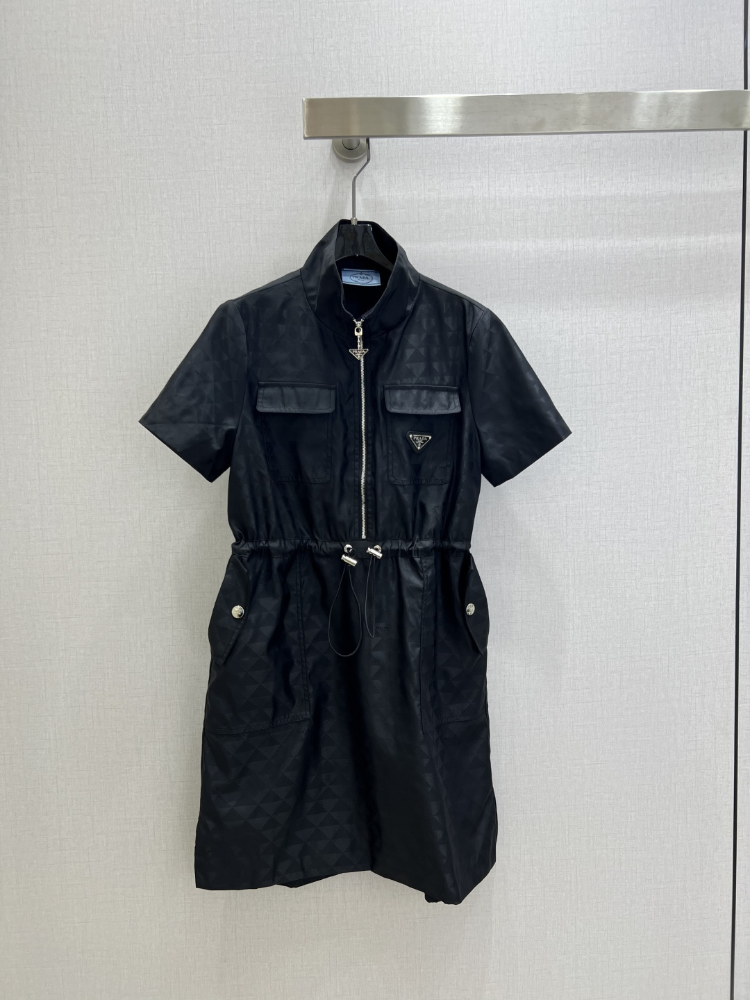 NO:790669,Highly recommended 26 early spring new style jacquard half-zip waist dress, zipper lapel mid-skirt, pocket sewn triangle mark, waist drawstring waist design, triangle jacquard fabric high-end and comfortable, 2 side pockets casual, fashionable and generous, two colors SML code high quality ABC,,skirts,19860909强烈推荐 26早春新款 提花半拉链收腰连衣裙,拉链翻领中裙,口袋缝制三角标,腰围抽绳收腰设计,三角格提花面料高级舒适,2侧插口袋休闲时尚大方,两个色 SML码 高品质ABC,,skirts,,Women's clothing