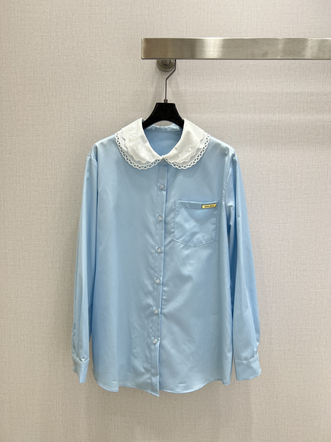 NO:790664,Highly recommended for the early spring of 26, the new style is a metallic shirt with baby collar and lettering. Low-key luxury three-dimensional tailoring. Streamlined line design. It is noble and elegant with a gentle and intellectual temperament. Imported special materials will be amazing when you receive it. The texture of the customized fabric is amazing!  Two colors SML code high quality ABC, shirts,19860909强烈推荐 26早春新款 娃娃领字母金属衬衫 低调奢华立体剪裁 精简线条感设计 高贵典雅又尽显温柔知性的气质 进口特殊材质 收到手会很惊艳 定制面料质感超赞！两个色 SML码 高品质ABC,,shirts,,Women's clothing