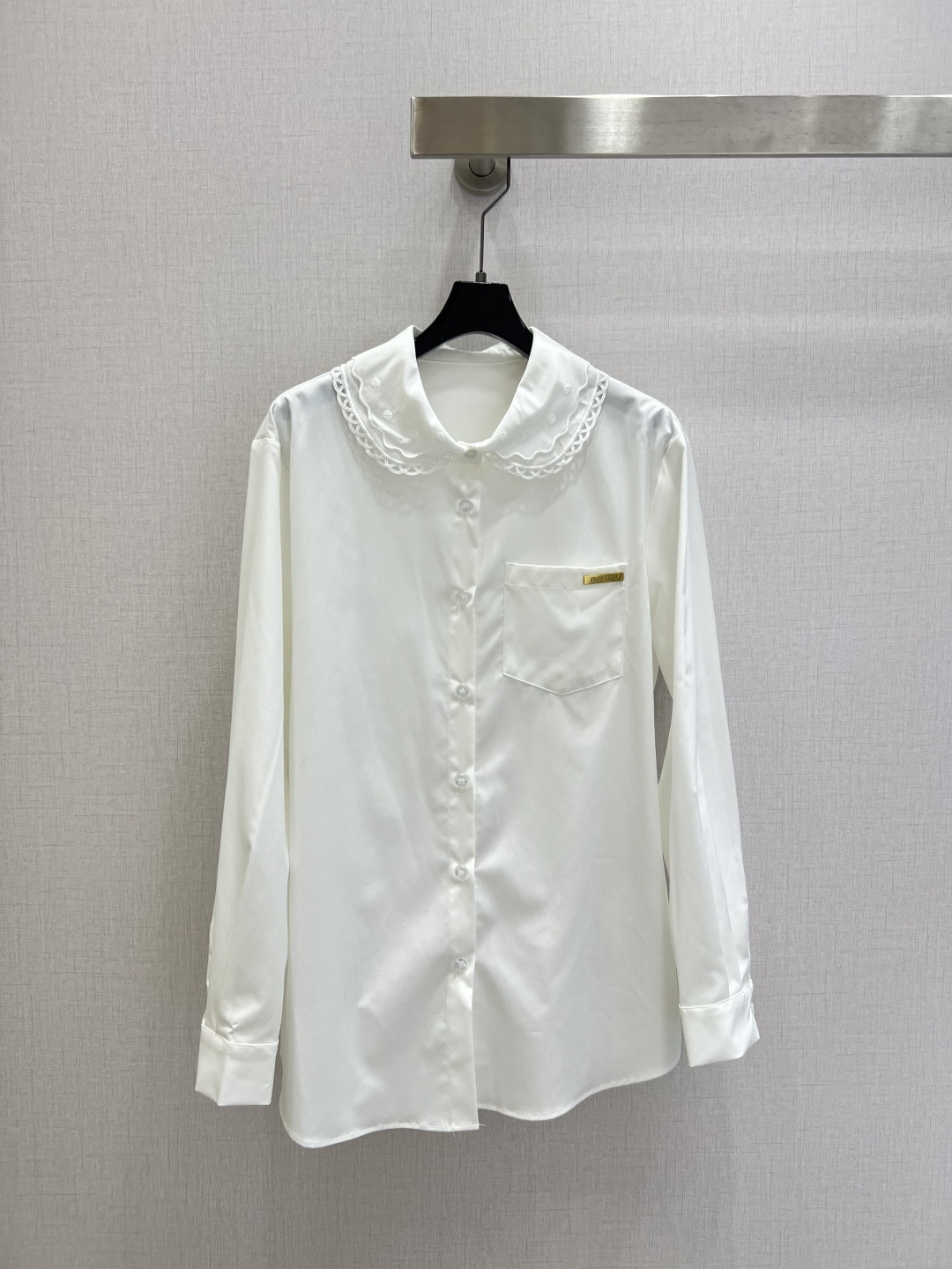 NO:790687,Highly recommended for the early spring of 26, the new style is a metallic shirt with baby collar and lettering. Low-key luxury three-dimensional tailoring. Streamlined line design. It is noble and elegant with a gentle and intellectual temperament. Imported special materials will be amazing when you receive it. The texture of the customized fabric is amazing!  Two colors SML code high quality ABC, shirts,19860909强烈推荐 26早春新款 娃娃领字母金属衬衫 低调奢华立体剪裁 精简线条感设计 高贵典雅又尽显温柔知性的气质 进口特殊材质 收到手会很惊艳 定制面料质感超赞！两个色 SML码 高品质ABC,,shirts,,Women's clothing