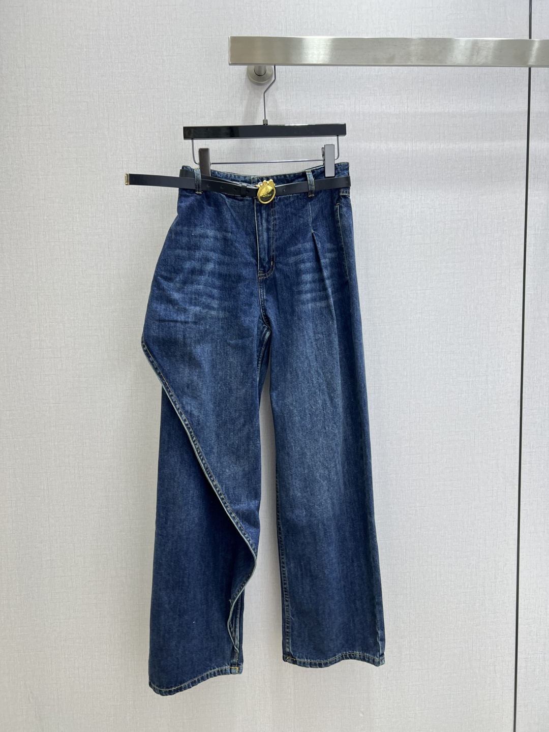 NO:790648,Highly recommended 26 early spring new style, patchwork denim straight trousers, side patch design, gradient color washing process, versatile item, one color, SML code, high quality ABC,,19860909强烈推荐 26早春新款 搭片牛仔直筒长裤 侧边搭片设计 渐变色洗水工艺 百搭单品 一个色 SML码 高品质ABC,,,Women's clothing