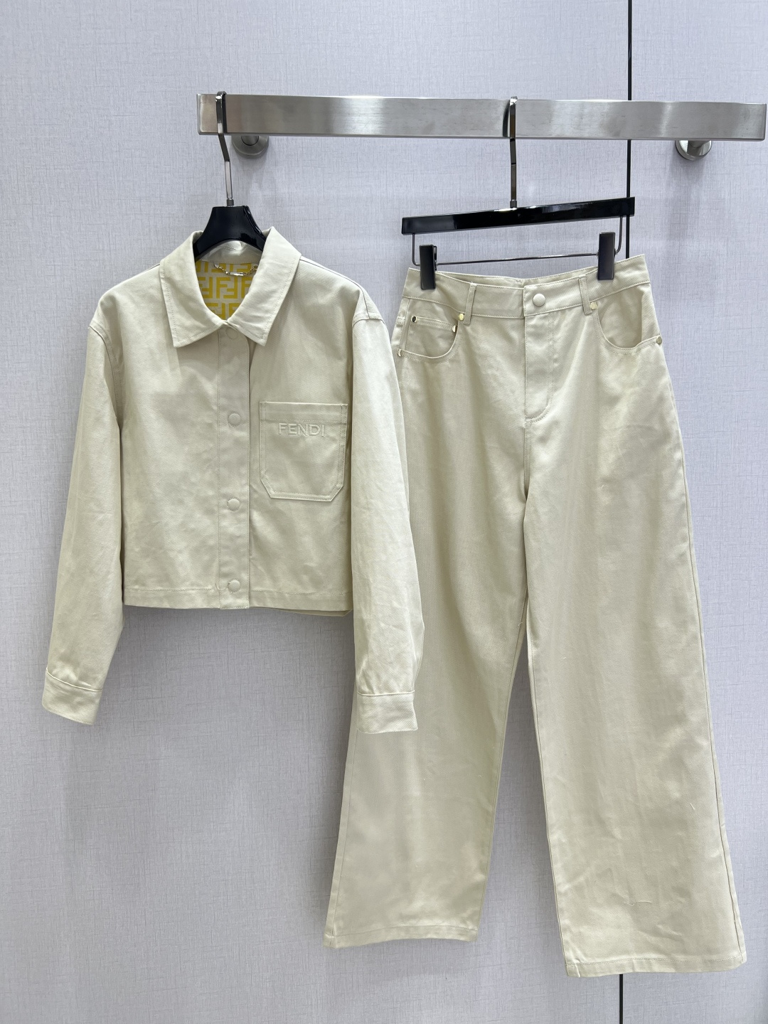 NO:790652,Highly recommended 26 early spring new style, lapel jacket, letter embroidery decoration, fashionable and elegant, one color SML code, high quality ABC,,jackets & coats,jackets & coats,19860909强烈推荐 26早春新款 翻领夹克外套 字母绣花装饰 时尚大方 一个色 SML码 高品质ABC,,jackets & coats,jackets & coats,,Women's clothing