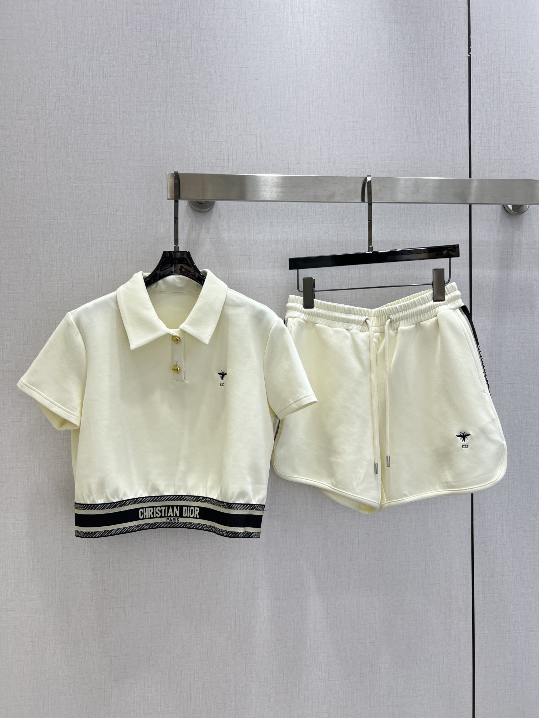 NO:790655,Highly recommended for the early spring of 26, the new lapel web shorts suit is coming. Retro and fashionable. The exquisite sports style that is popular on INS can be integrated into every daily wear scene with the dual needs of comfort and fashion. Playful and age-reducing design elements full of vitality. Two colors. SML code. High-quality ABC, shorts.19860909强烈推荐 26早春新款 翻领织带短裤套装 爆款来袭 复古时髦 火爆INS的精致运动风,贴合舒适与时髦的双需求能融入每个日常的穿搭场景中.俏皮减龄充满元气的设计元素 两个色 SML码 高品质ABC,,shorts,,Women's clothing