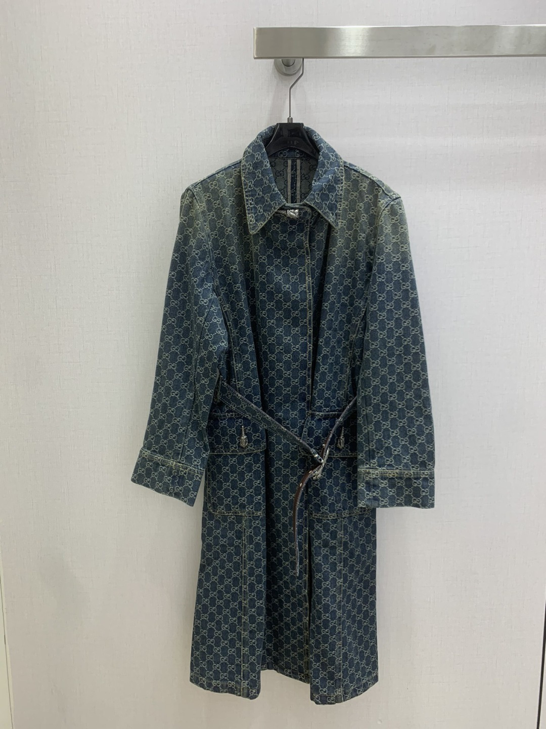 NO:790600,Highly recommended 26 early spring new style jacquard denim belt windbreaker jacket double G jacquard denim fabric metal buckle belt decoration one color SML code high quality ABC,,jackets & coats,19860909强烈推荐 26早春新款 提花牛仔腰带风衣外套 双G提花牛仔面料 金属扣子腰带装饰 一个色 SML码 高品质ABC,,jackets & coats,,Women's clothing