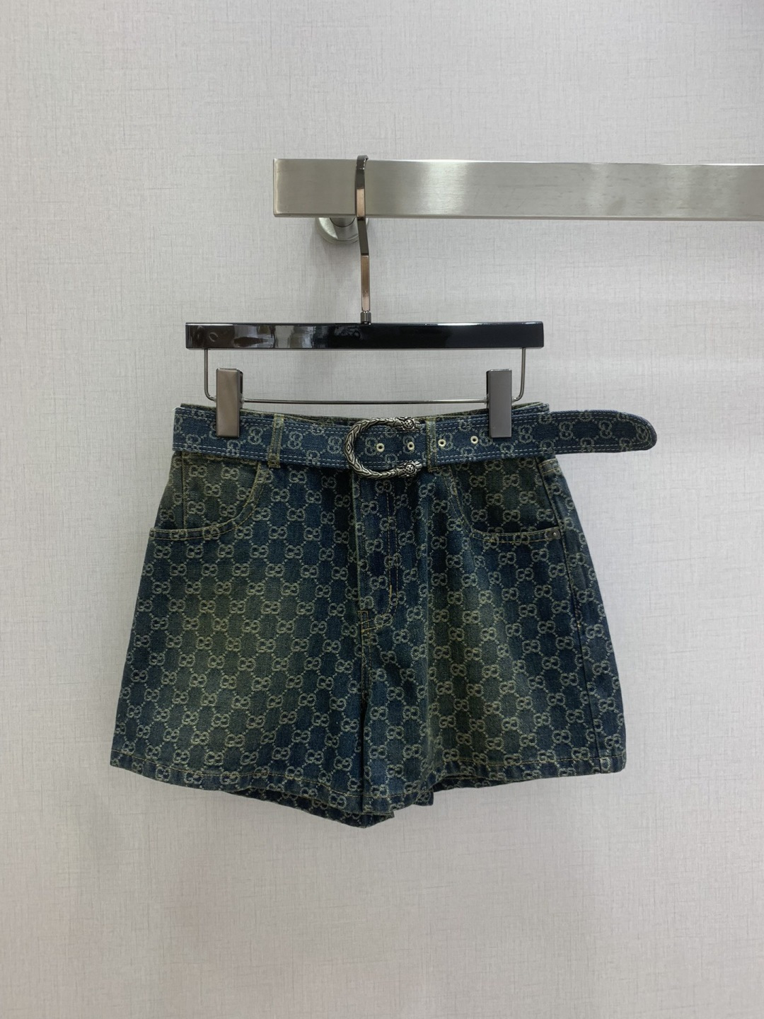 NO:790608,Highly recommended 26 early spring new style jacquard denim belt shorts, double G jacquard denim fabric, matching belt, one color, SML code, high quality ABC,,shorts,19860909强烈推荐 26早春新款 提花牛仔腰带短裤 双G提花牛仔面料 搭配腰带 一个色 SML码 高品质ABC,,shorts,,Women's clothing