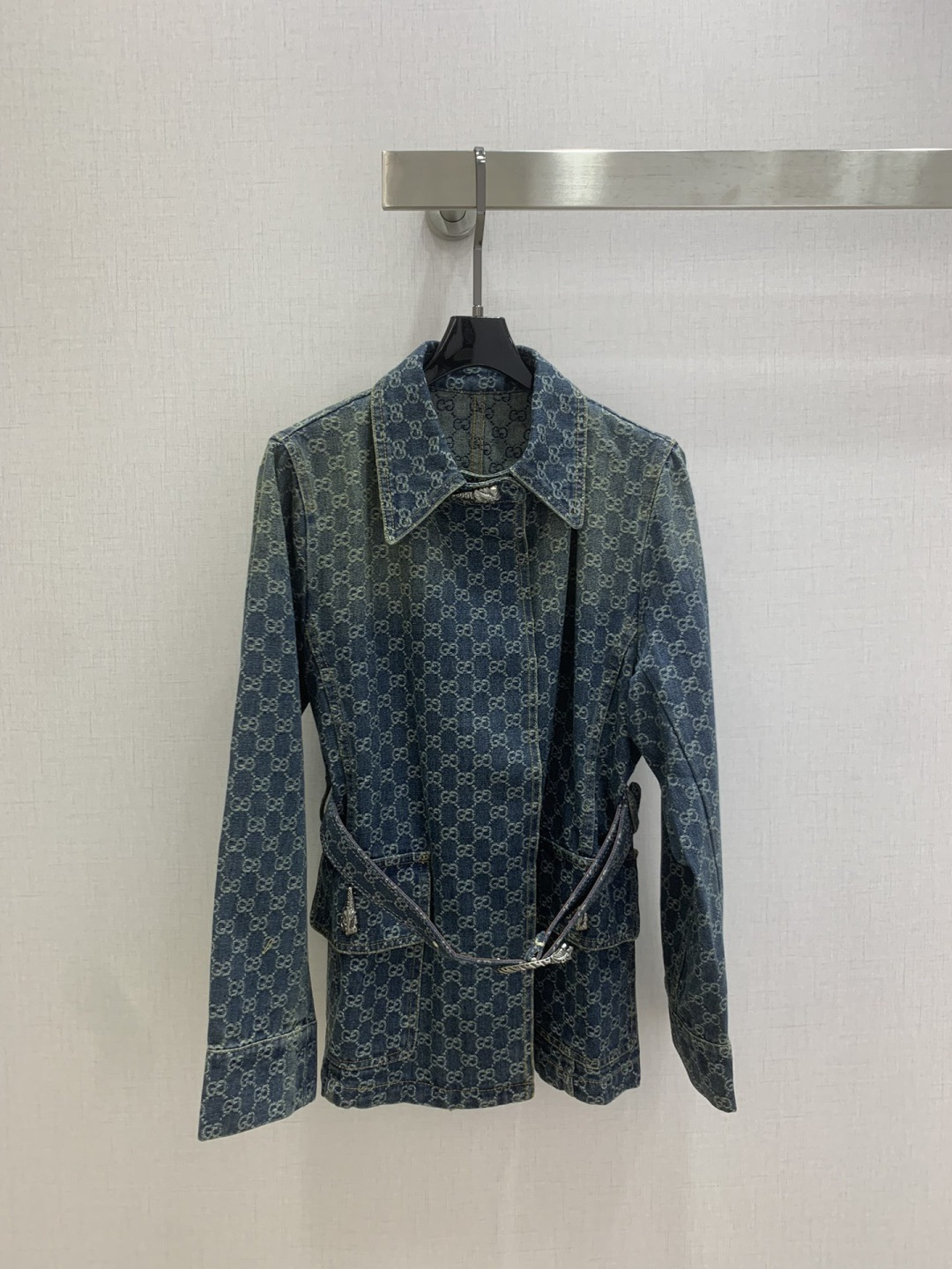 NO:790604,Highly recommended 26 early spring new model, jacquard denim belt long-sleeved jacket, double G jacquard denim fabric, metal buckle belt decoration, one color SML code, high quality ABC,,jackets & coats,19860909强烈推荐 26早春新款 提花牛仔腰带长袖外套 双G提花牛仔面料 金属扣子腰带装饰 一个色 SML码 高品质ABC,,jackets & coats,,Women's clothing