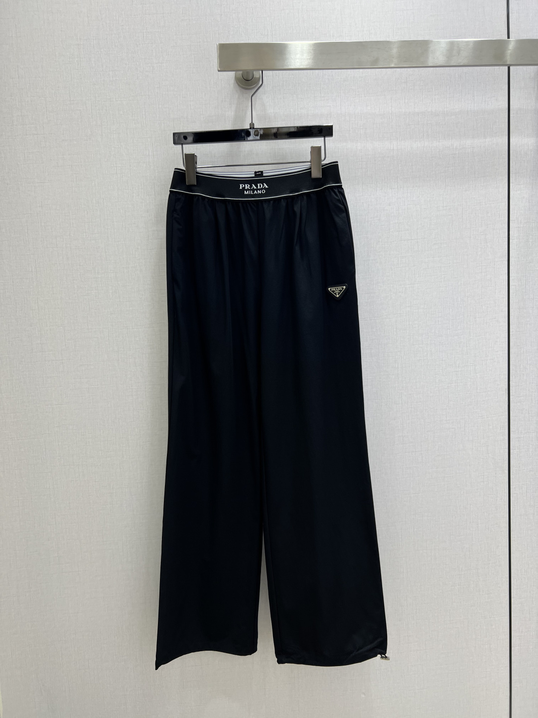 NO:791257,Highly recommended for the spring and summer of 26. Straight-leg trousers with ribbon triangle brand. Made of quick-drying casual sunscreen imported fabric. Basic version. The trouser belt is designed with drawstring adjustment. Versatile, fashionable and casual. The upper body effect is very good. One color SML code. High quality ABC,,19860909强烈推荐 26春夏新款 织带三角牌直筒长裤 采用速干休闲防晒进口面料 基础版型 裤子带设计抽绳调节 百搭时尚休闲 上身效果非常棒 一个色 SML码 高品质ABC,,,Women's clothing