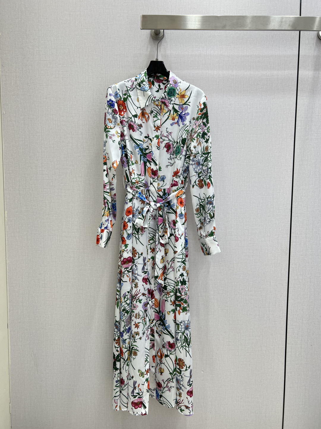 NO:791242,Highly recommended 26 early spring new floral lace long-sleeved dress, silky fabric, retro and fashionable, low-key temperament and luxurious high-end!  The styles are versatile and not picky, customized technical fabrics, workmanship quality depends on the details. Bai Fumei is a must-have!  Two colors SMLXL code, high quality ABC,,skirts,19860909强烈推荐 26早春新款 花卉系带长袖连衣裙 丝滑面料 复古时髦 低调气质又奢华高级！版型百搭不挑人,定制科技面料 做工品质看细节.白富美必入！两个色 SMLXL码 高品质ABC,,skirts,,Women's clothing