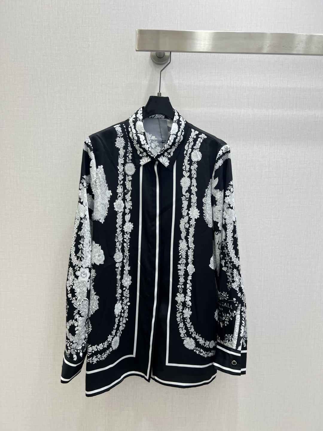 NO:791758,Highly recommended 26 early spring new style, positioning printed lapel shirt, positioning printing wide leg trousers, separate batches, silky fabric, silk, retro and fashionable, low-key temperament and luxurious and high-end!  The styles are versatile and not picky, customized technical fabrics, workmanship quality depends on the details. Bai Fumei is a must-have!  One color SMLXL high quality lining, shirts, real silk,19860909强烈推荐 26早春新款 定位印花翻领衬衫定位印花阔腿长裤 分开批 丝滑面料 真丝 复古时髦 低调气质又奢华高级！版型百搭不挑人,定制科技面料 做工品质看细节.白富美必入！一个色 SMLXL码 高品质衬,,shirts,real silk,,Women's clothing