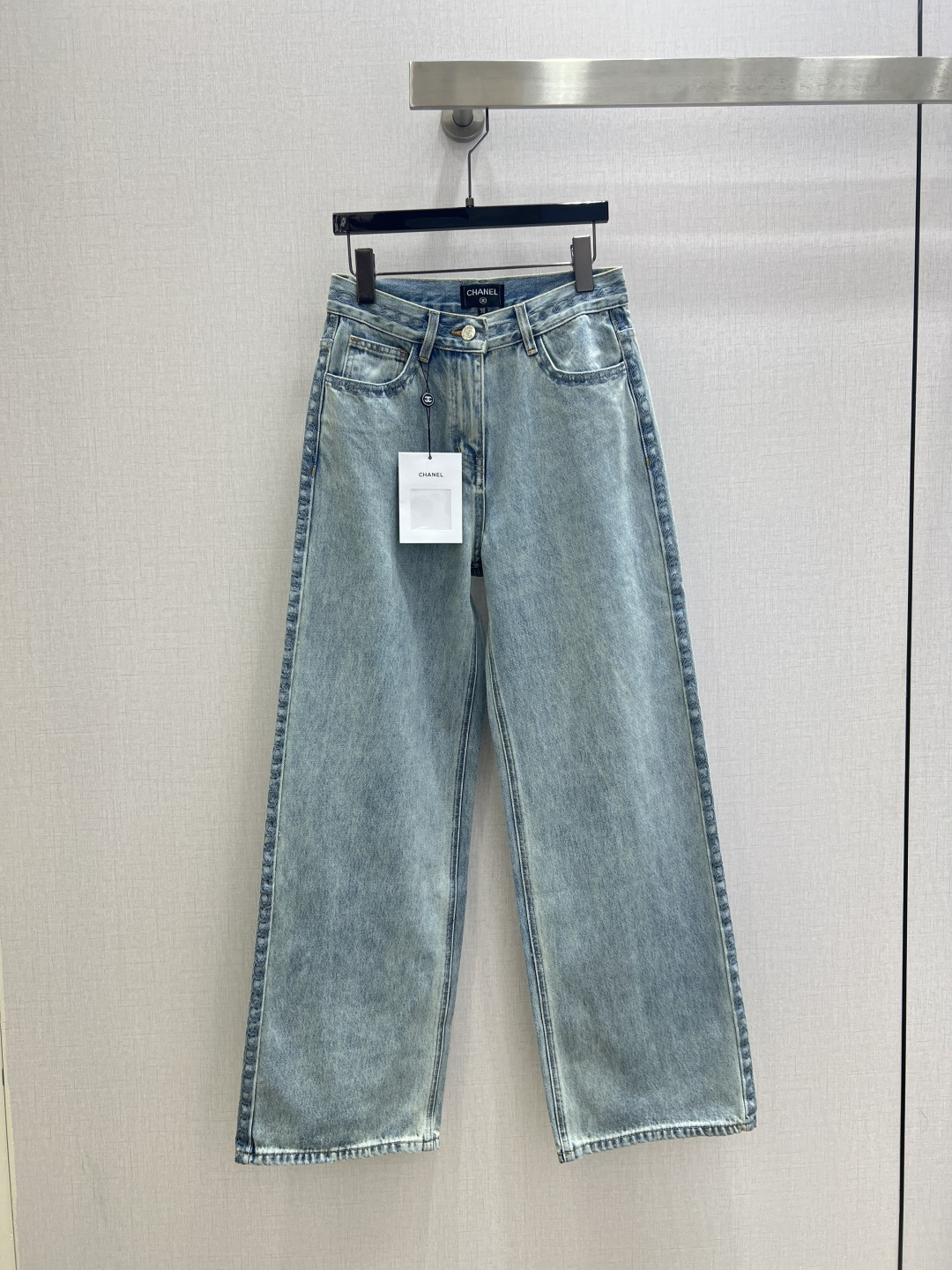 NO:792217,Highly recommended for the early spring of 26, straight-leg denim trousers. Made specifically for spring and summer, the refreshing, light and breathable fabric has a cooling effect. The high-waisted wide-leg tailoring optimizes the proportions in one second and accommodates the leg shape. It is matched with waist chain embroidery and double C buttons to perfectly blend casualness and sophistication. It is a versatile tool for your spring and summer wardrobe that 'wins a lot effortlessly'. One color SML code, high quality ABC,,19860909强烈推荐 26早春新款 直筒牛仔长裤 专为春夏打造的清爽轻薄透气面料自带降温感.高腰阔腿剪裁,一秒优化比例、包容腿型,搭配腰头链式刺绣与双C纽扣,让休闲与精致完美融合,是你春夏衣橱里“毫不费力赢很大”的百搭利器.一个色 SML码 高品质ABC,,,Women's clothing