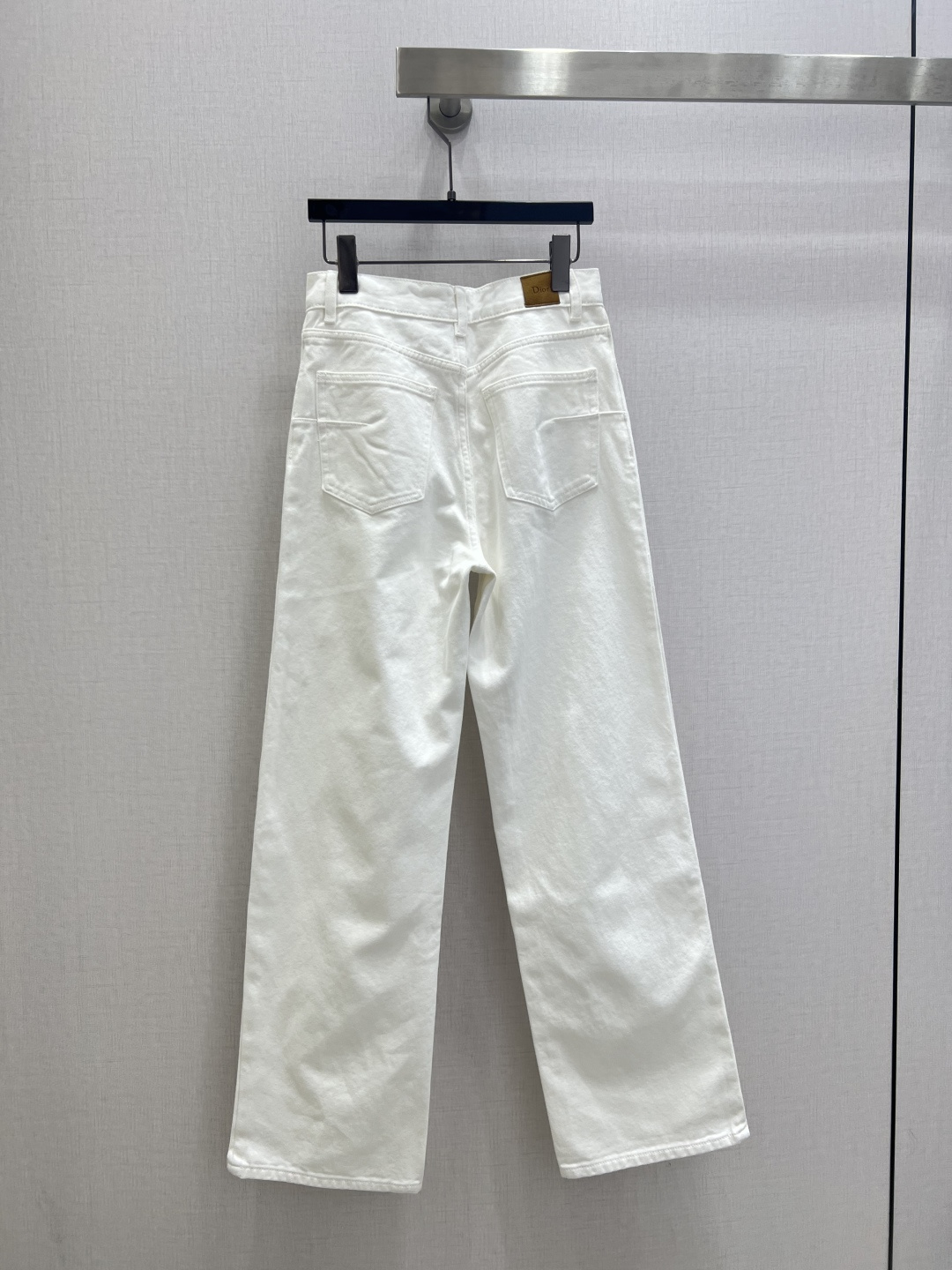 NO:792220,Highly recommended for the early spring of 26, new leather brand denim trousers. Spring limited edition white cotton denim straight pants with full drape. The high waist design optimizes the proportions and slims the legs. The cotton is breathable and skin-friendly and suitable for warm spring. Simple and pure white, versatile for commuting and casual scenes. The neat trousers line hides thick legs. The light texture bids farewell to dullness and easily unlocks the sense of luxury in spring. One color SML code, high quality ABC,,19860909强烈推荐 26早春新款 皮牌牛仔长裤 春日限定白色棉质牛仔直筒裤,垂坠感拉满 高腰设计优化比例,修饰腿型显修长,棉质透气亲肤适配暖春.简约纯白百搭通勤、休闲场景,利落裤线藏起小粗腿,轻盈质感告别沉闷,轻松解锁春日高级感穿搭.一个色 SML码 高品质ABC,,,Women's clothing
