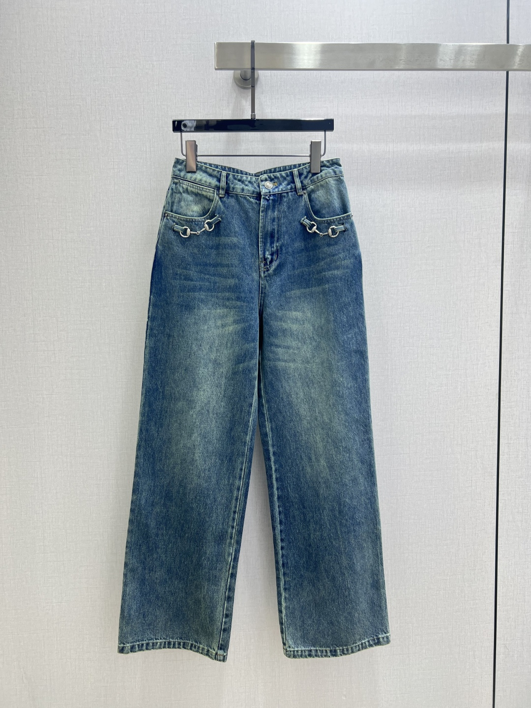 NO:791767,Highly recommended for the early spring of 26, the new horsebit denim straight trousers are produced in the high-end series ~ super fashionable new denim denim. The upper body is cool and sassy with a unique color tone. The texture is fine and the cotton feels natural. It is muscular yet soft, super beautiful!  The details and workmanship are super good, new products are in stock now, one color SML code, high quality ABC,,19860909强烈推荐 26早春新款 马衔扣牛仔直筒长裤 高版系列出品~超时髦新款丹宁牛仔 个性色调上身又酷又飒爽 纹理细腻,棉感自然,既有筋骨感又不失柔软,超级漂亮！细节做工超级好,新品现货开抢 一个色 SML码 高品质ABC,,,Women's clothing