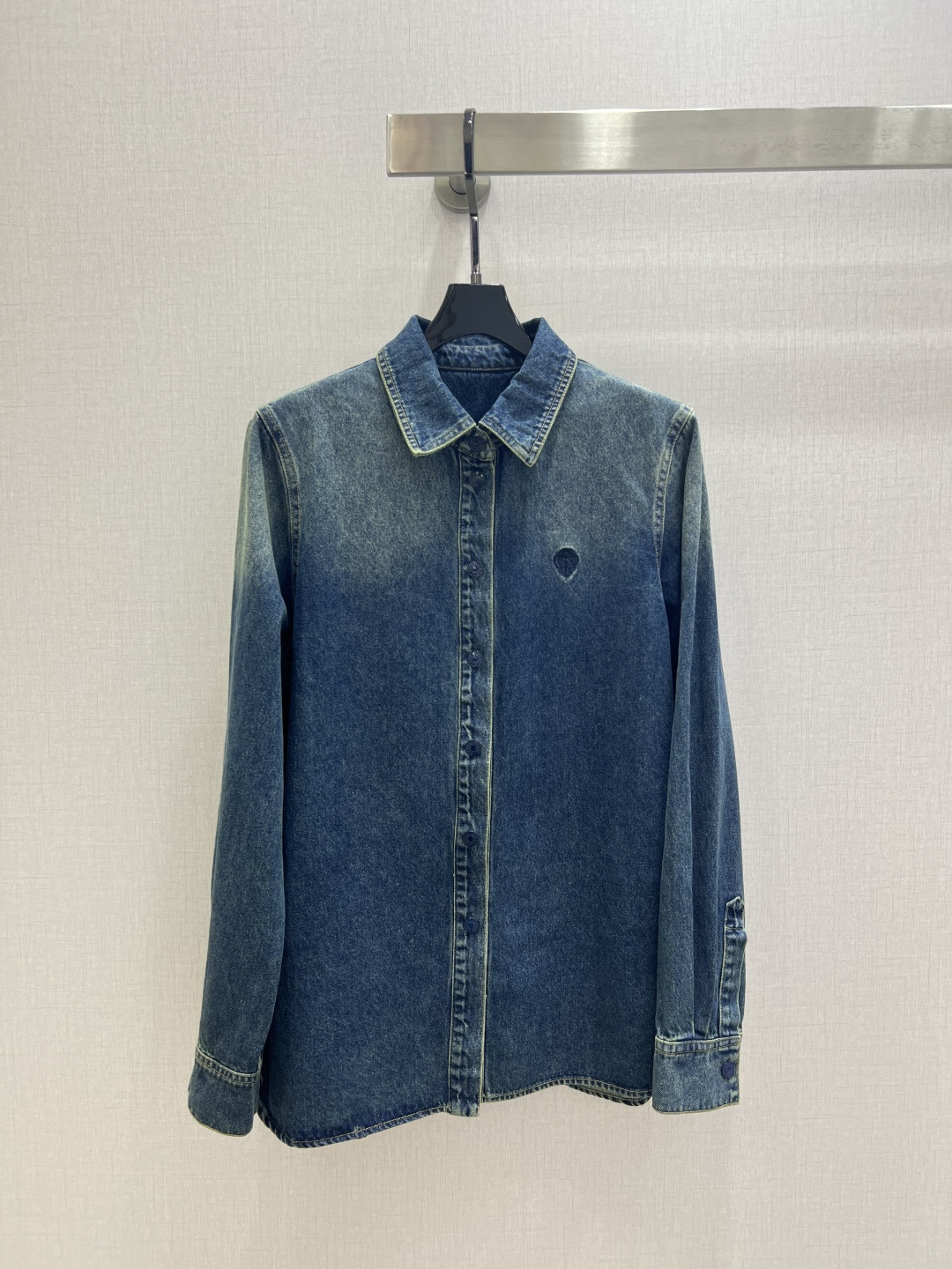 NO:791765,Highly recommended for early spring 26, the new lapel denim shirt jacket is produced in the high-end series ~ Super fashionable new denim denim. The upper body is cool and sassy with a unique color tone. The texture is fine, the cotton feels natural, it is muscular yet soft, super beautiful!  The details and workmanship are super good, new products are in stock, one color SML code, high quality ABC, jackets & coats, shirts,19860909强烈推荐 26早春新款 翻领牛仔衬衫外套 高版系列出品~超时髦新款丹宁牛仔 个性色调上身又酷又飒爽 纹理细腻,棉感自然,既有筋骨感又不失柔软,超级漂亮！细节做工超级好,新品现货开抢 一个色 SML码 高品质ABC,,jackets & coats,shirts,,Women's clothing