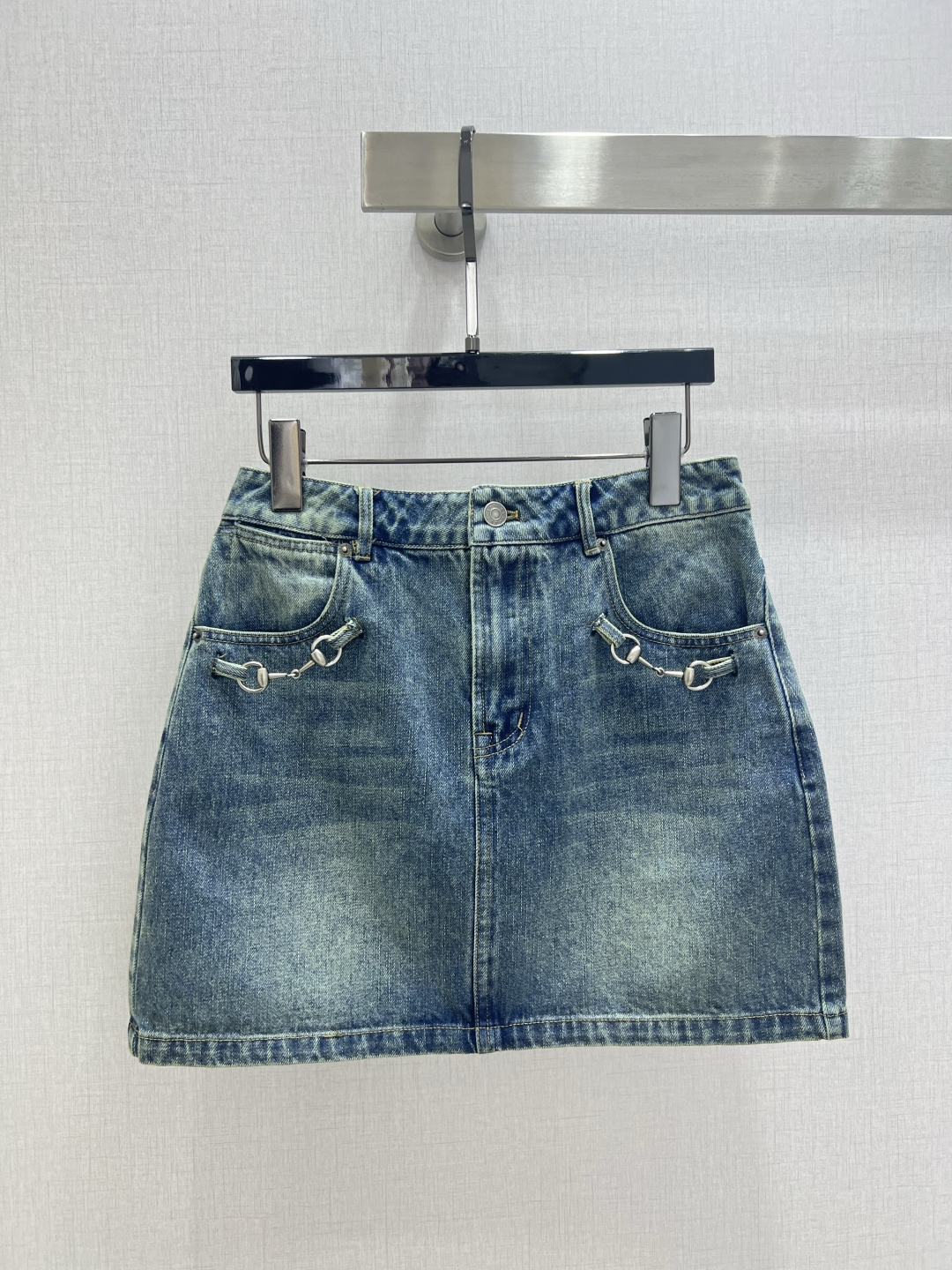 NO:791756,Highly recommended for the early spring of 26, the new horsebit denim skirt is produced in the high-end series ~ super fashionable new denim denim. The upper body is cool and sassy with a unique color tone. The texture is fine, the cotton feels natural, it is muscular yet soft, super beautiful!  The details and workmanship are super good, new products are in stock, one color SML code, high quality ABC, skirts,19860909强烈推荐 26早春新款 马衔扣牛仔半裙 高版系列出品~超时髦新款丹宁牛仔 个性色调上身又酷又飒爽 纹理细腻,棉感自然,既有筋骨感又不失柔软,超级漂亮！细节做工超级好,新品现货开抢 一个色 SML码 高品质ABC,,skirts,,Women's clothing